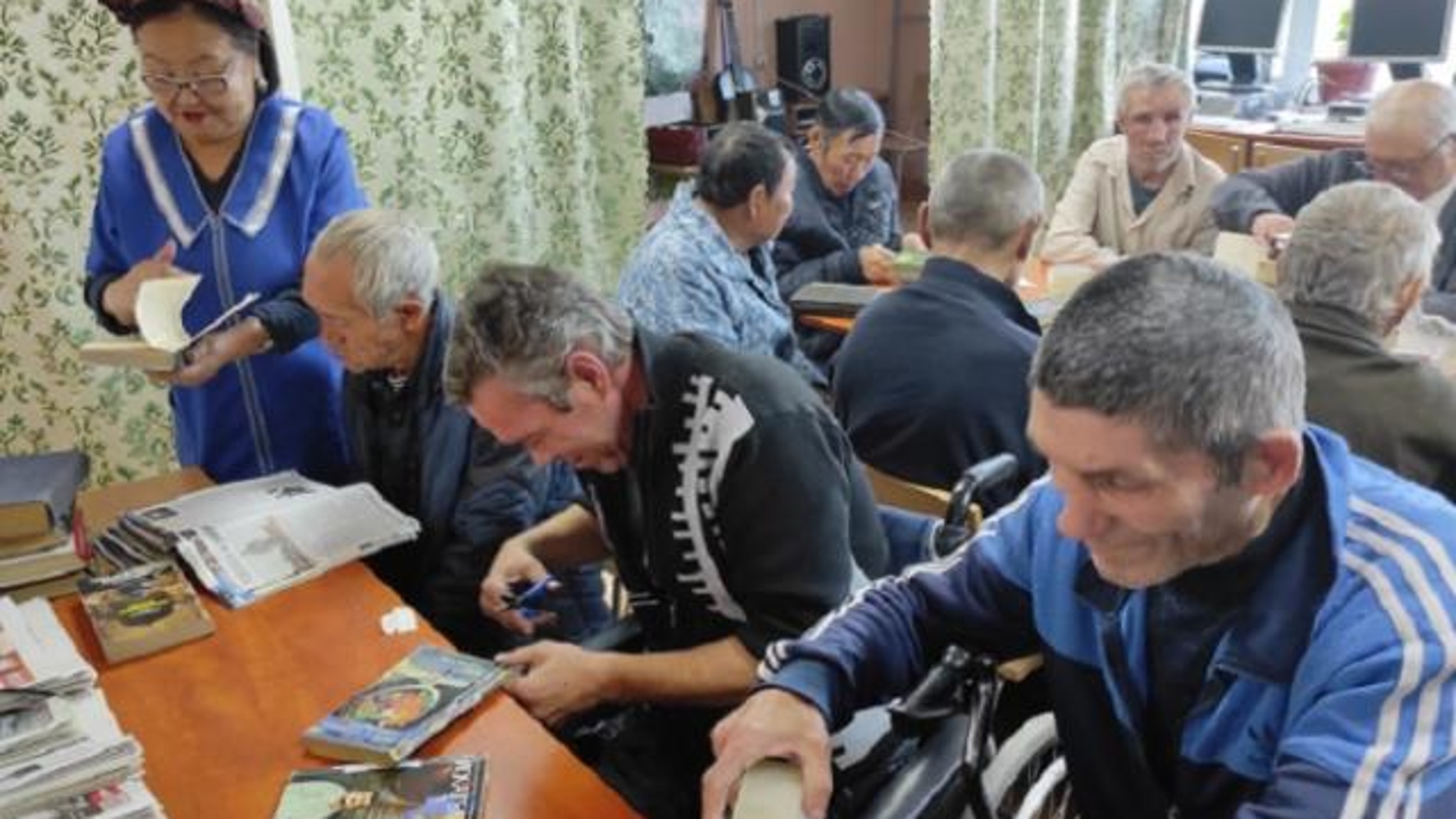 В Бурятии постояльцы дома-интерната реставрируют книги