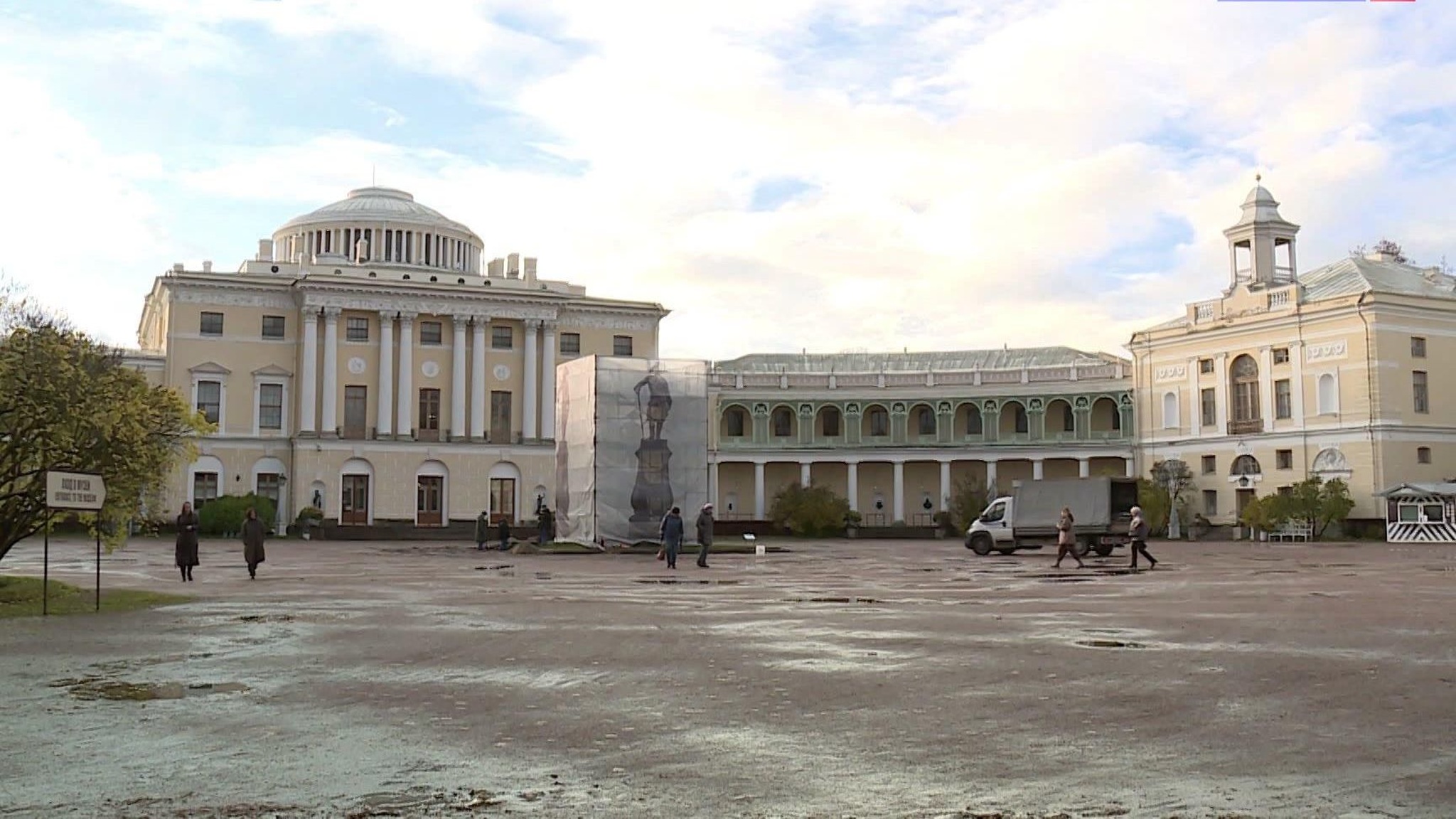 В музее-заповеднике "Павловск" открыли выставку утраченных и вновь обретенных экспонатов
