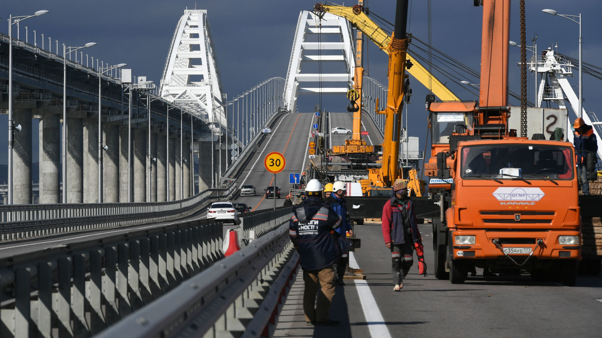 Начался демонтаж пролетов Крымского моста
