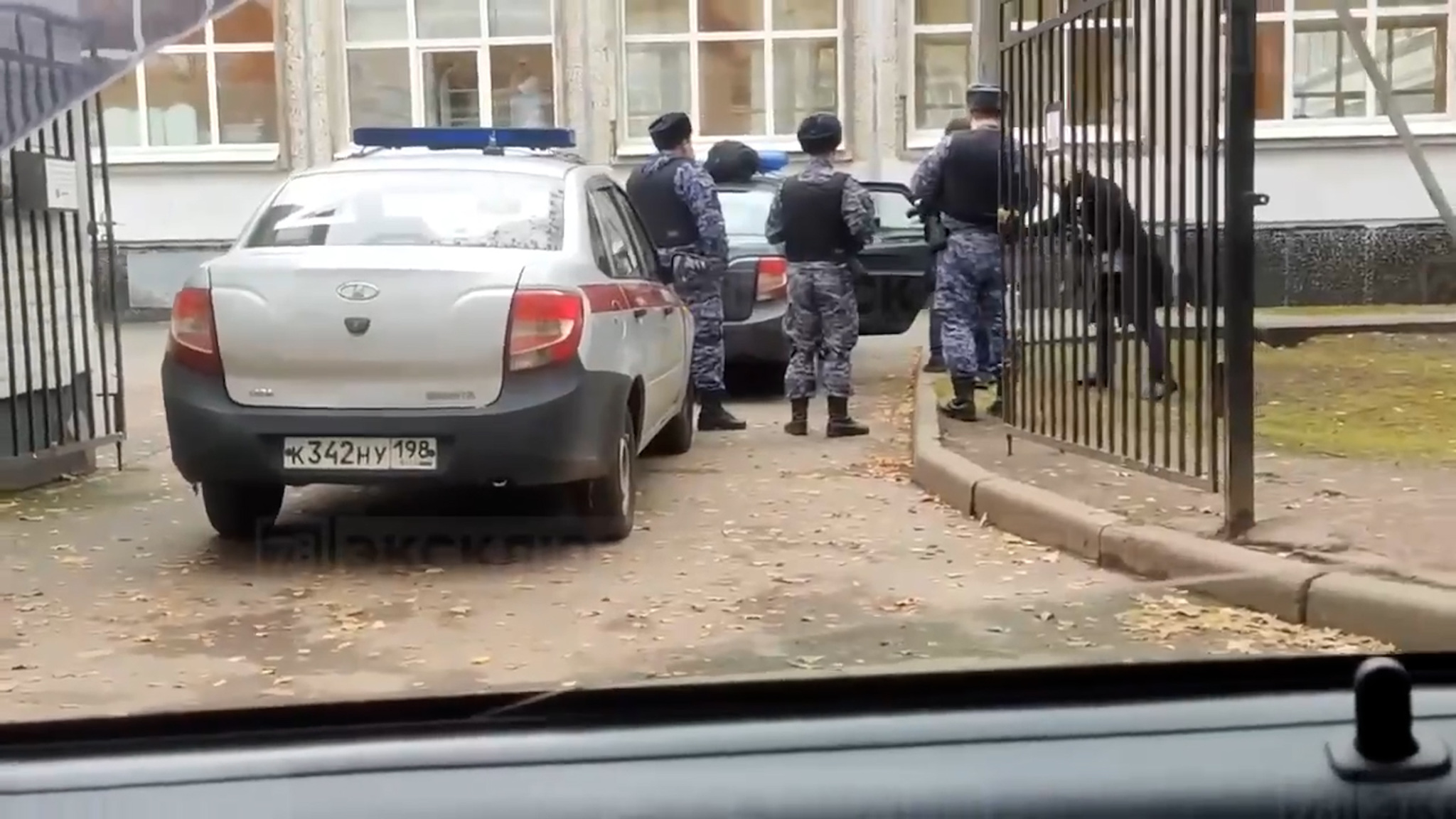 В Питере около школы задержали мужчину с автоматом