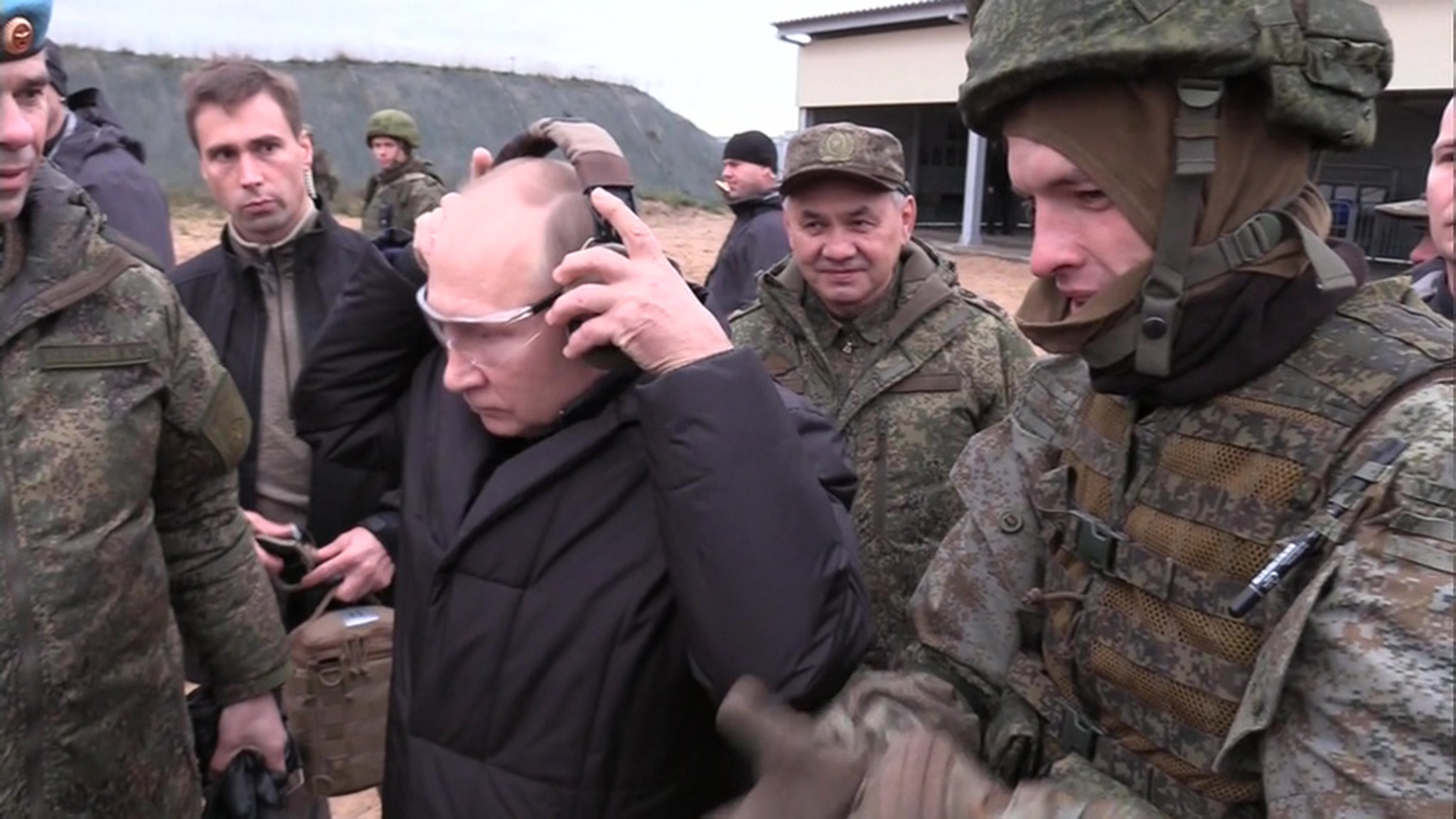 Президент побыл снайпером и напутствовал резервистов