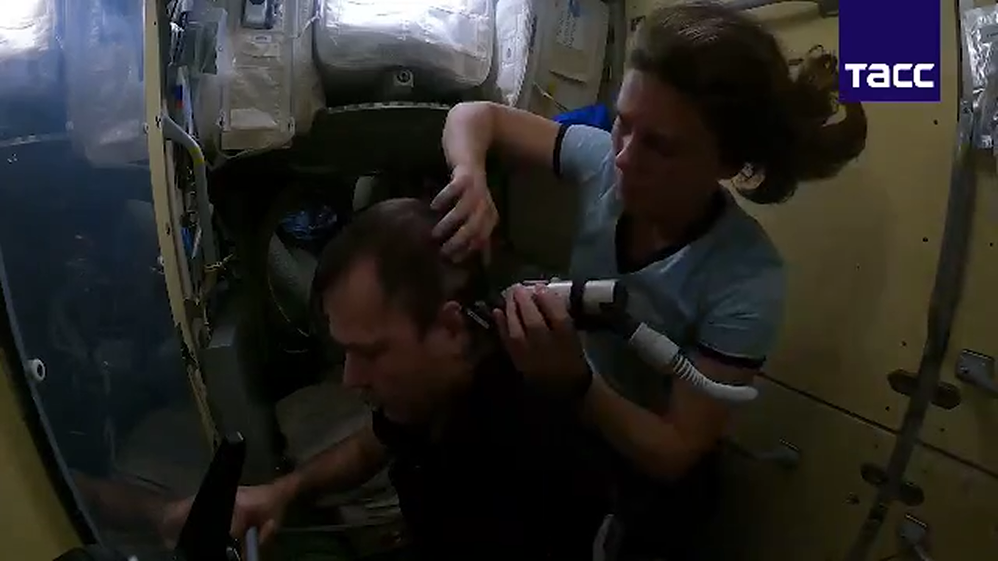 Новосибирская космонавтка Анна Кикина стала небесным парикмахером на МКС