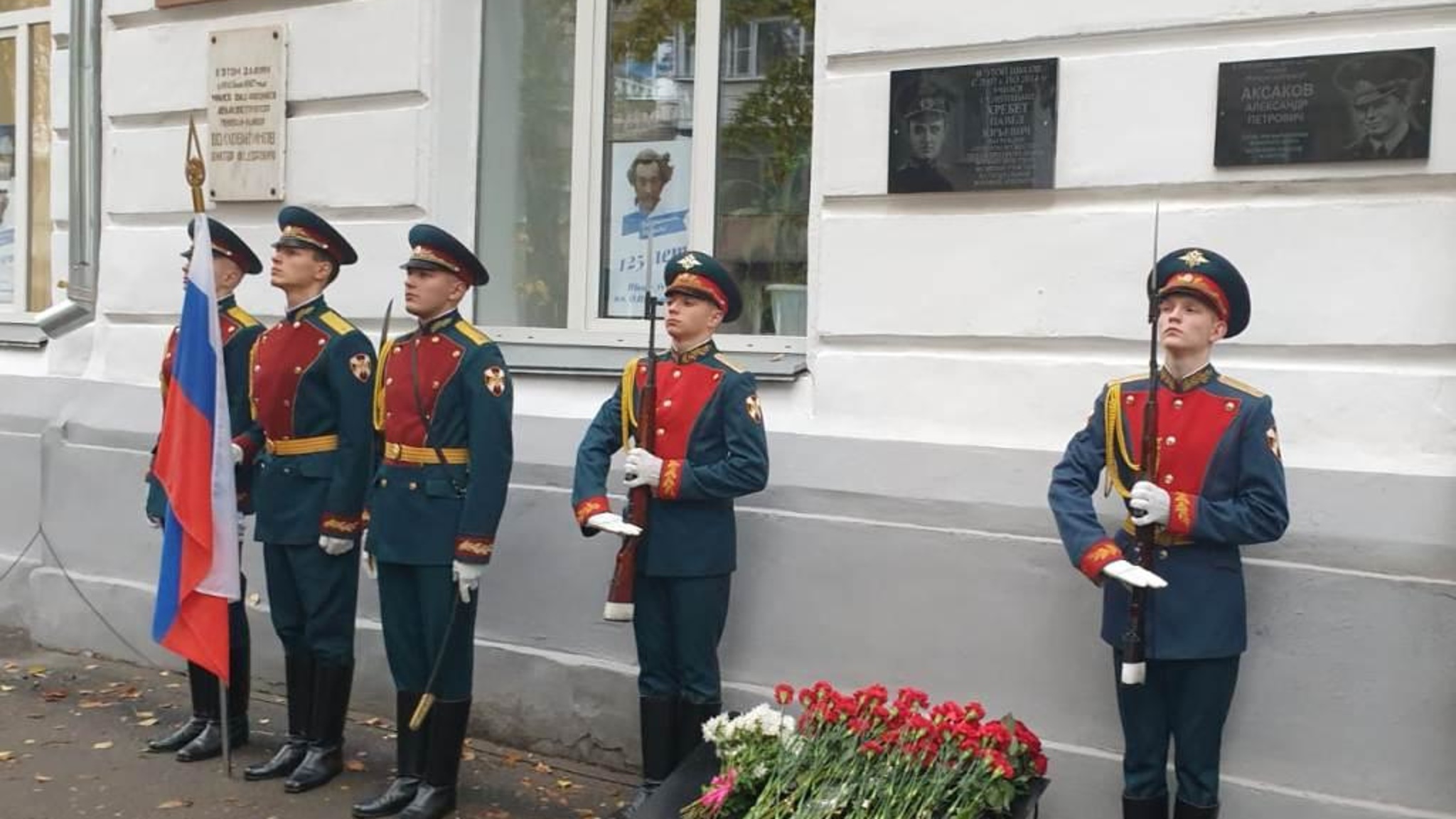 На фасаде здания школы №67 появилась мемориальная доска, посвященная выпускнику