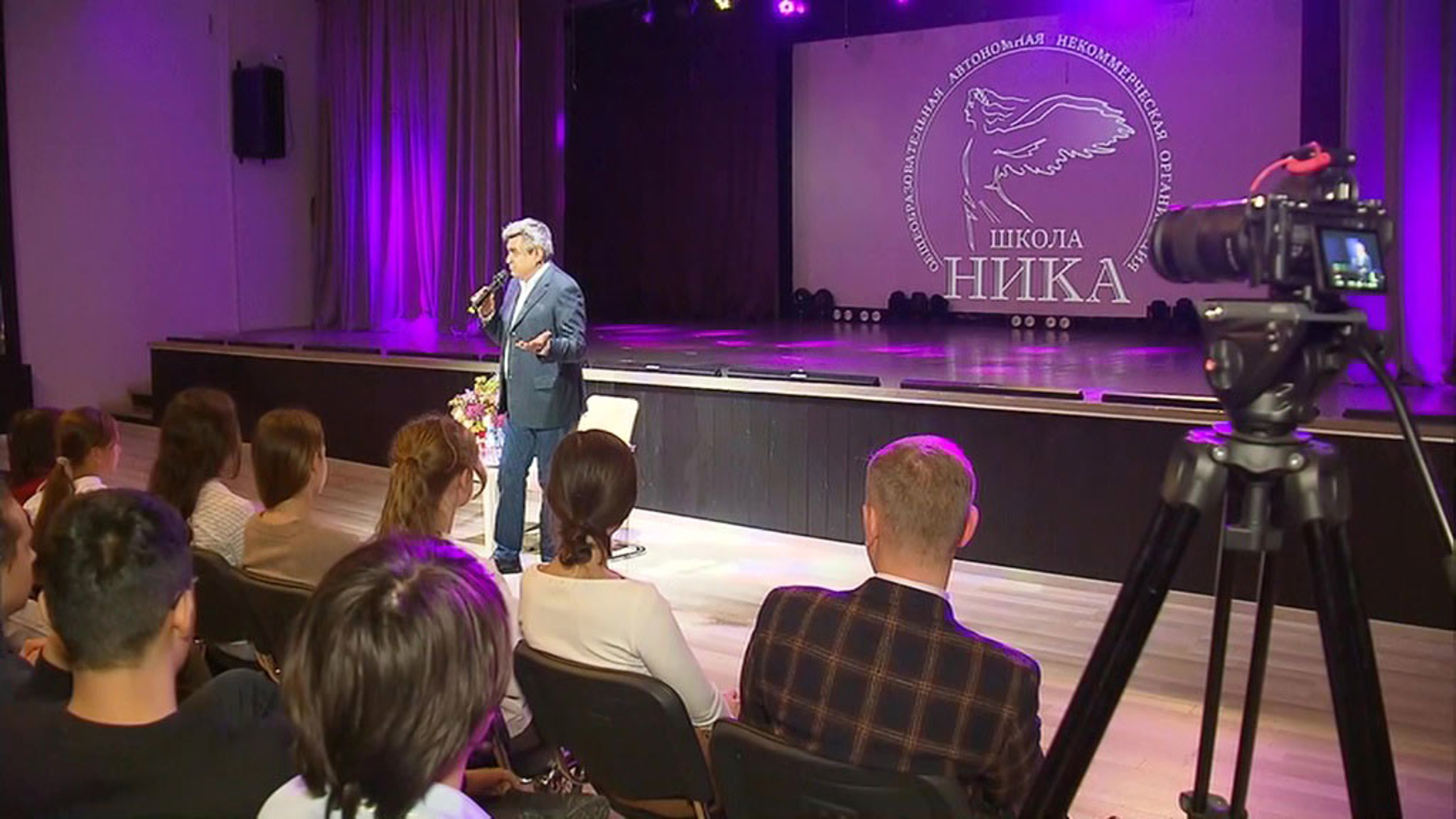 Лидер партии "Новые люди" поговорил с учениками московской школы "о главном"