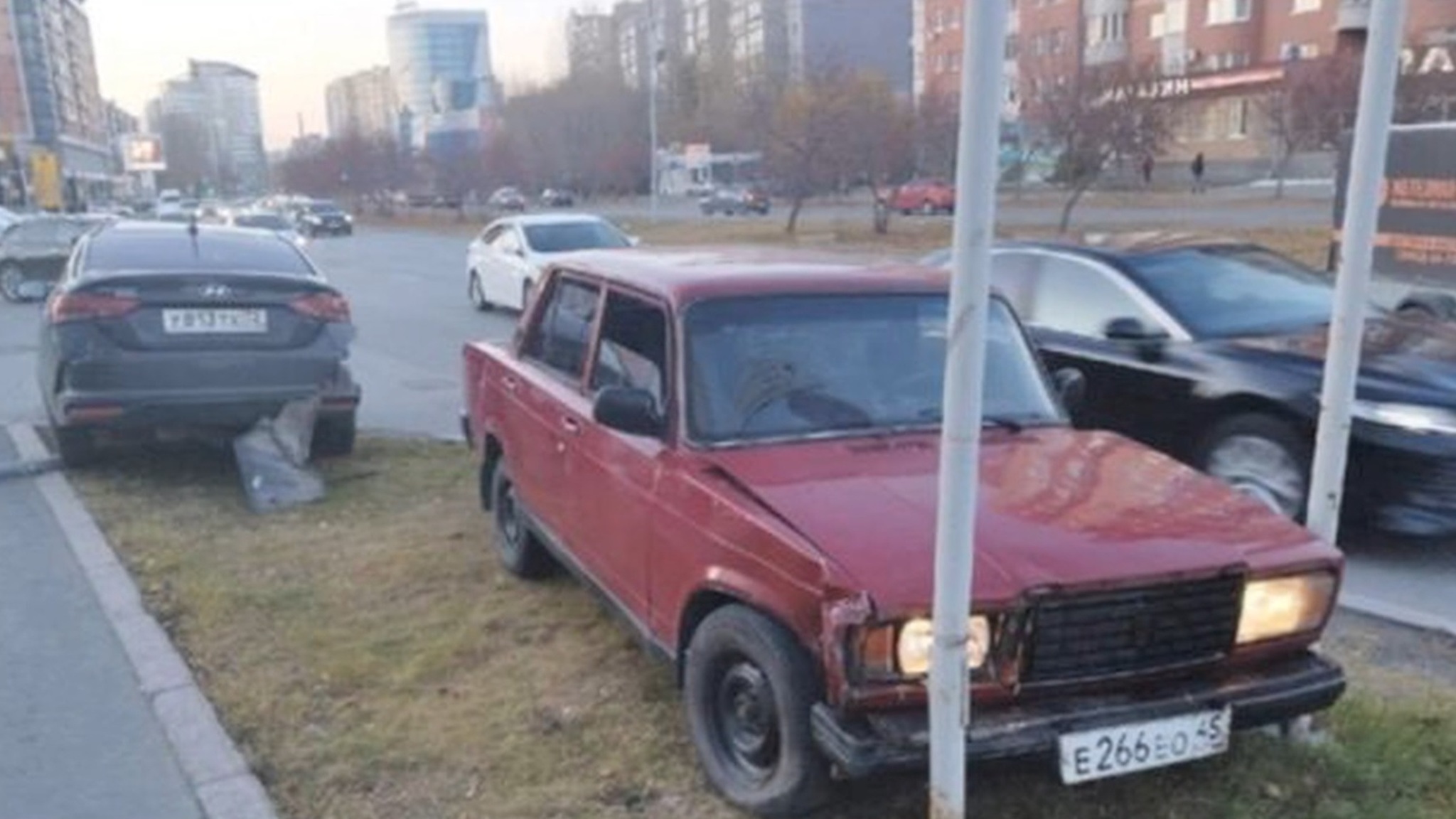 Водитель "Жигулей" спровоцировал ДТП в Тюмени и скрылся с места происшествия