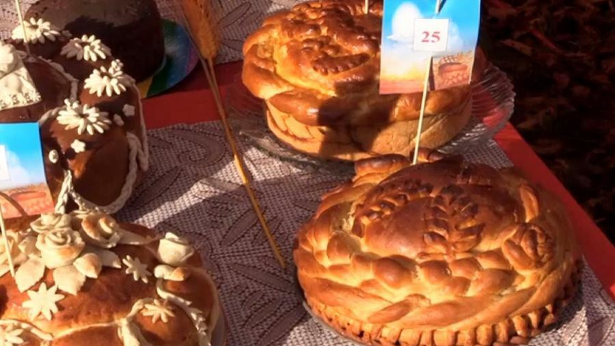 В Устьянах провели праздник хлеба и выбрали самый вкусный каравай