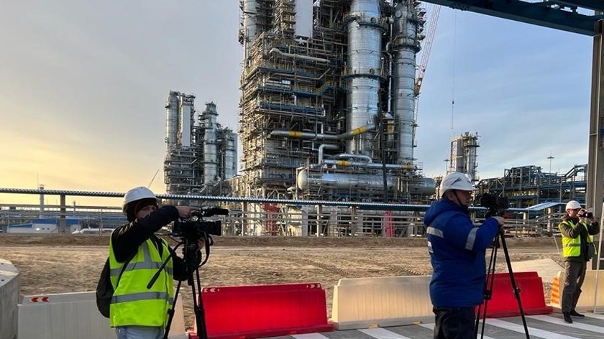 Василий Орлов и Денис Мантуров осмотрели газохимический кластер под Свободным