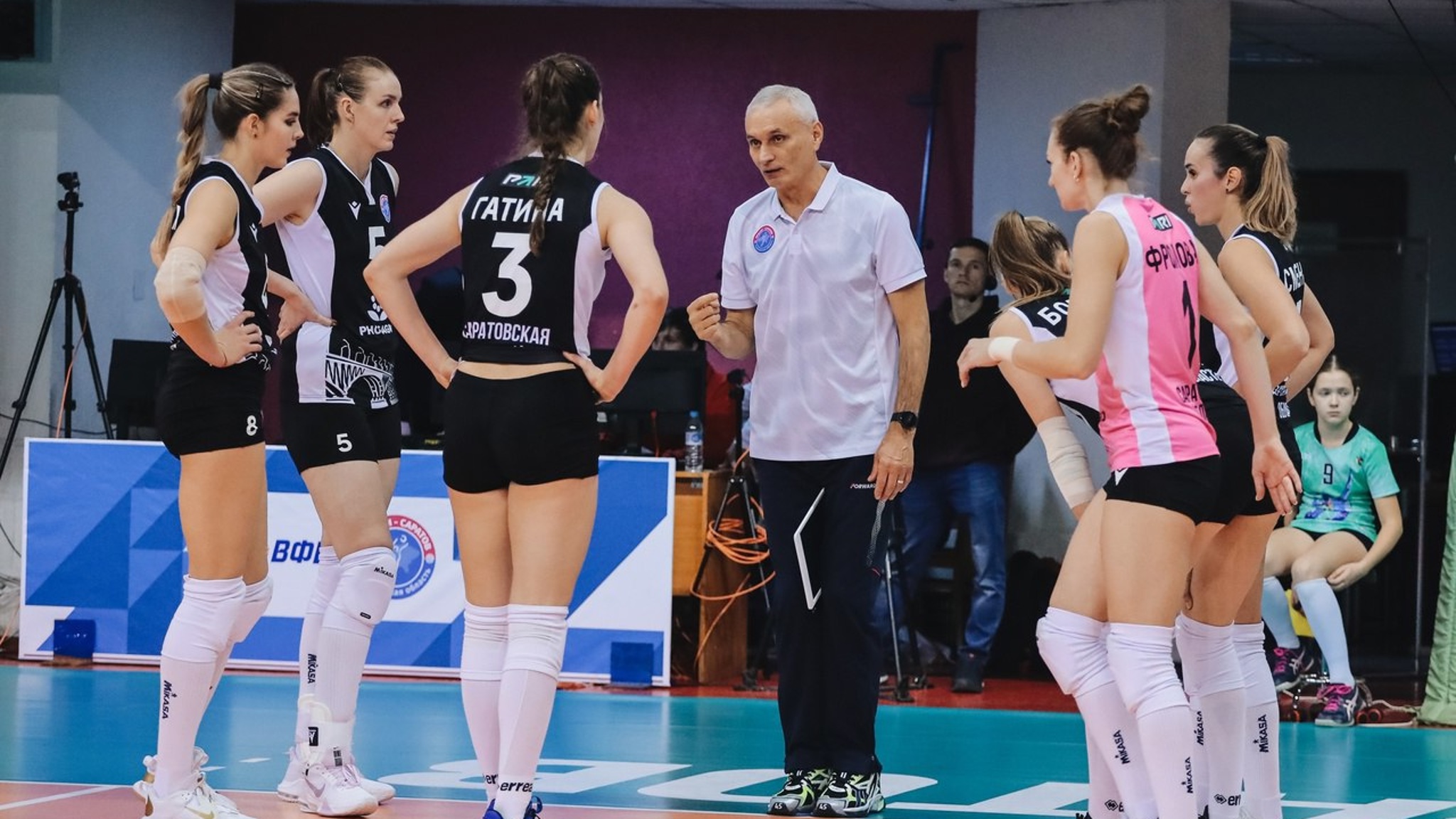 Саратовские волейболистки продолжают лидировать в турнирной таблице чемпионата России
