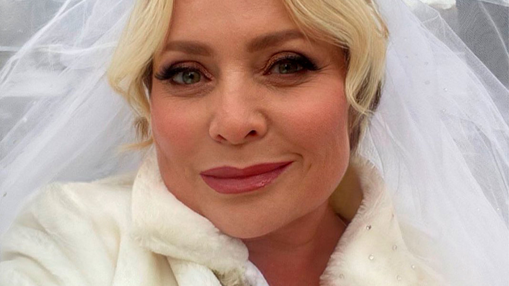 Актриса Светлана Пермякова в свадебном платье сообщила о замужестве