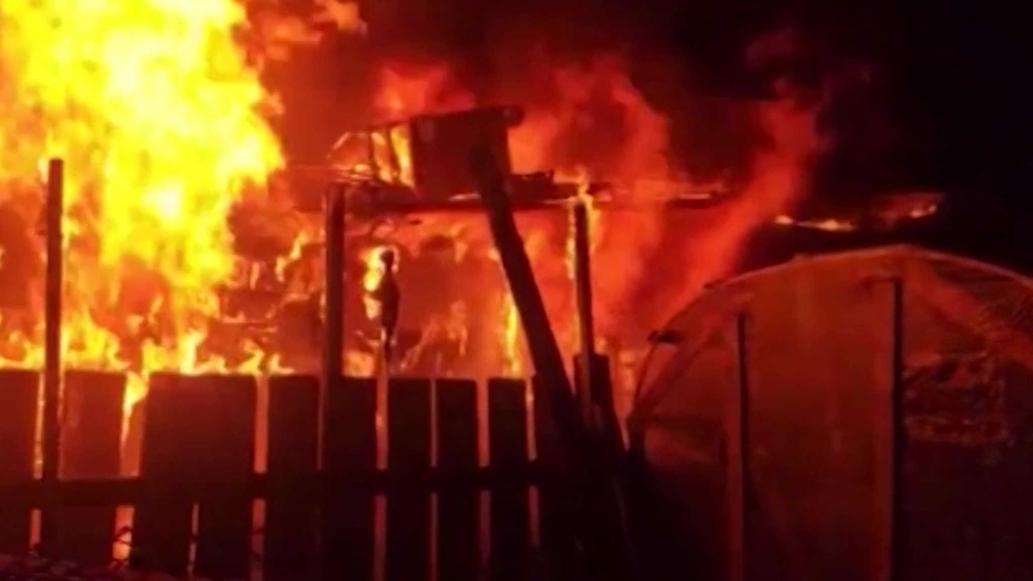 В Челябинской области прохожий спас женщину во время ночного пожара