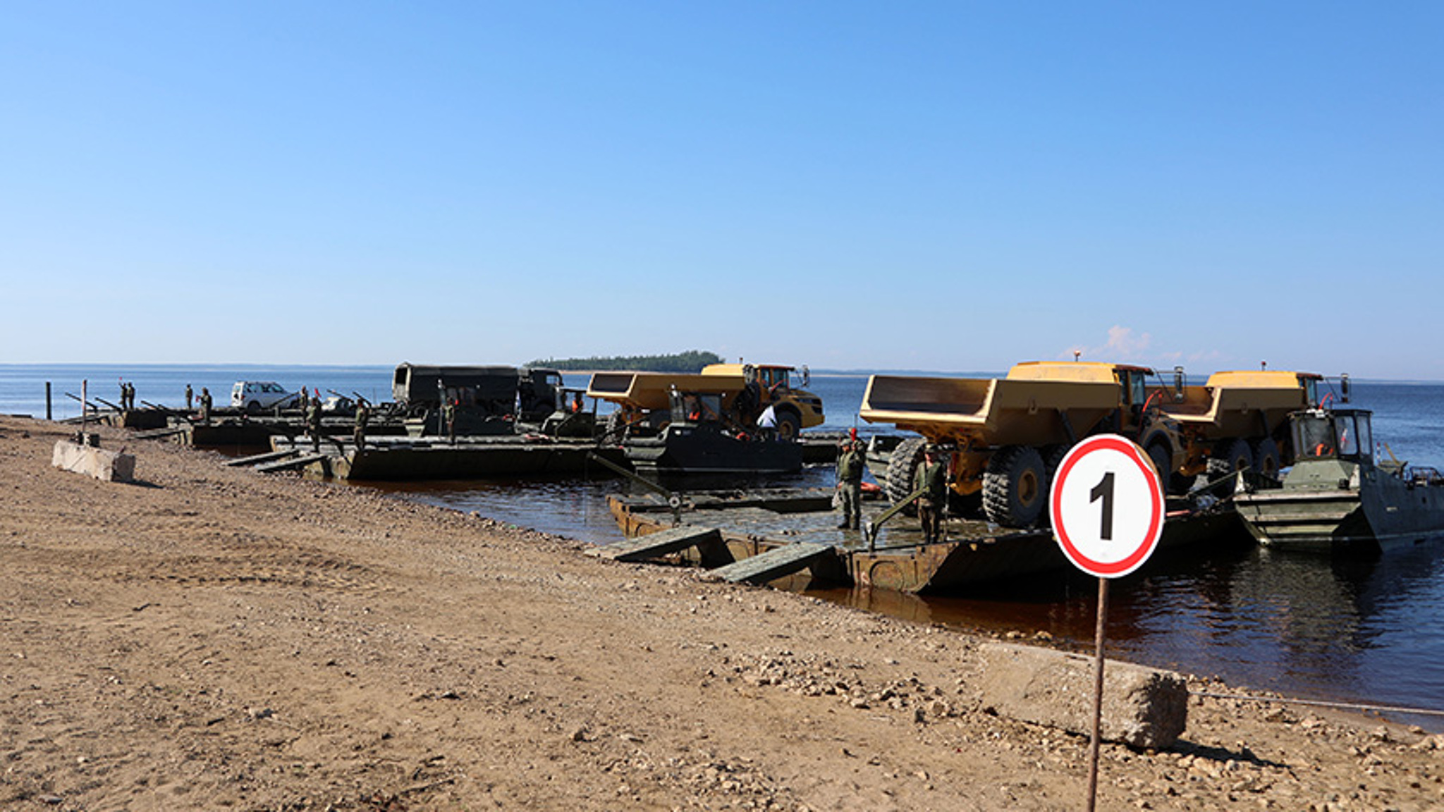 Военные ВВО переправили через Зейское водохранилище тысячи единиц техники для строительства БАМа-2