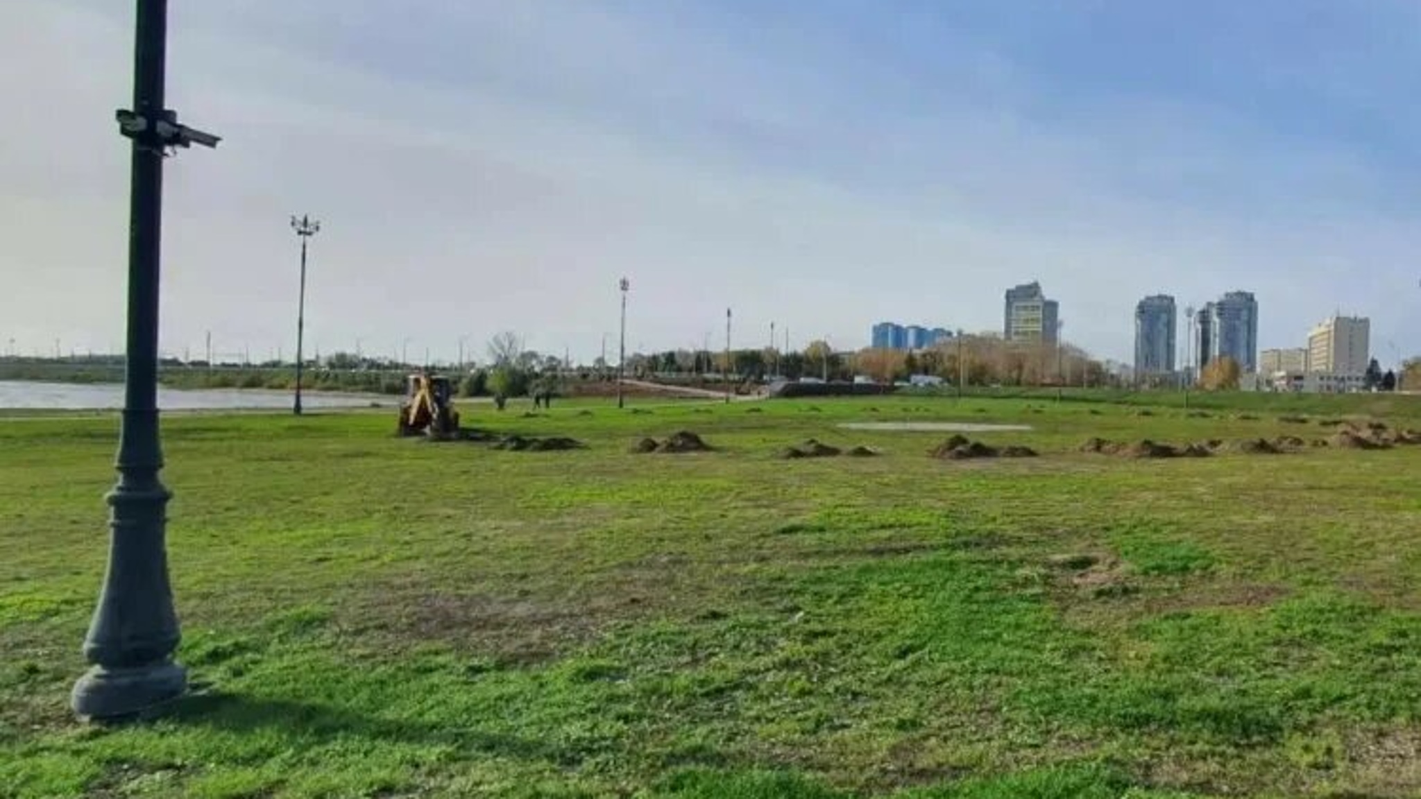 В Казани приступили к установке новогодней елки у "Чаши"