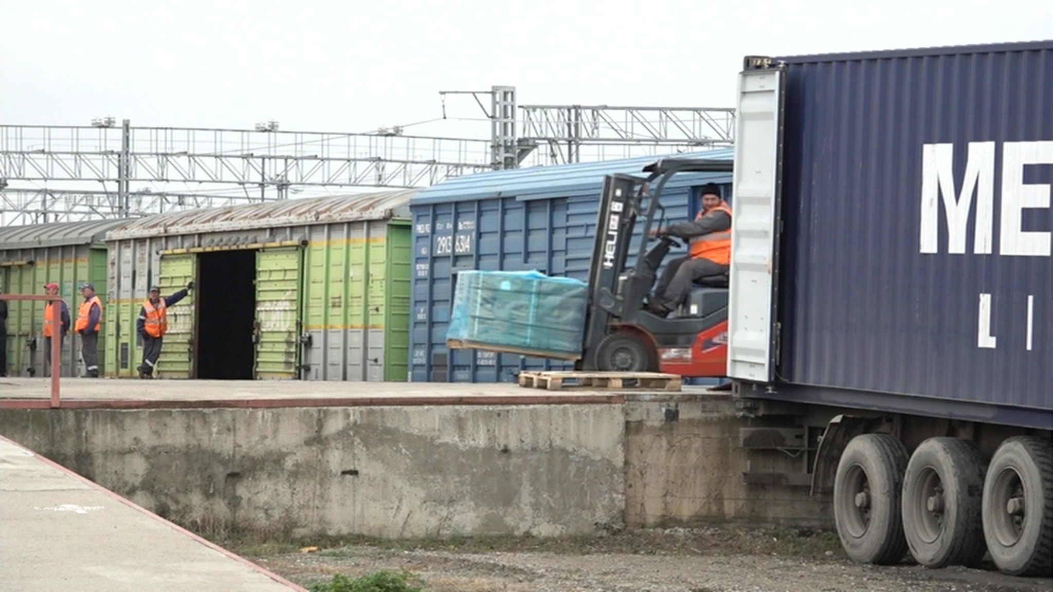 В Анапе организован перегруз товаров для Крыма в ж/д вагоны