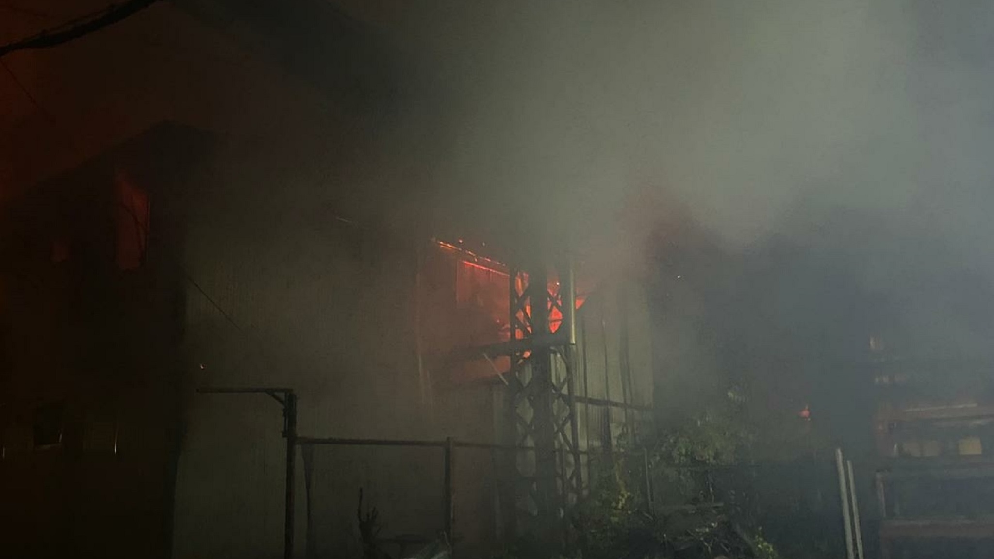 В Ярославле во время пожара на судостроительном заводе погиб 1 человек