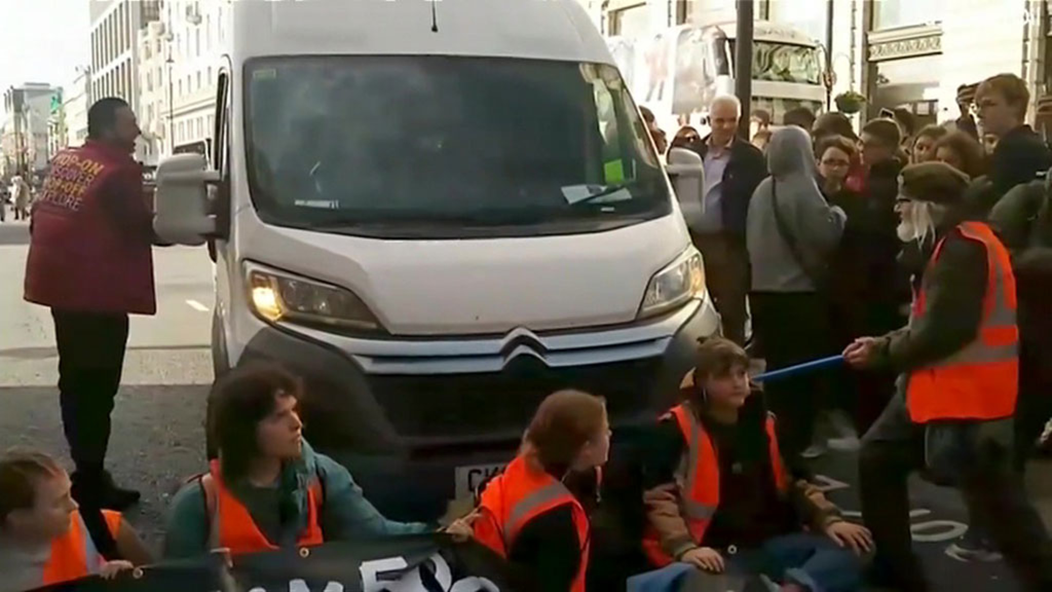 Британские власти задумались о законе, запрещающем акции протеста