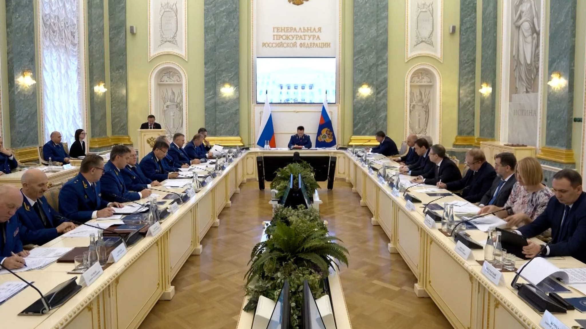 Генпрокурор призвал усилить борьбу с нарушениями в сфере ЖКХ