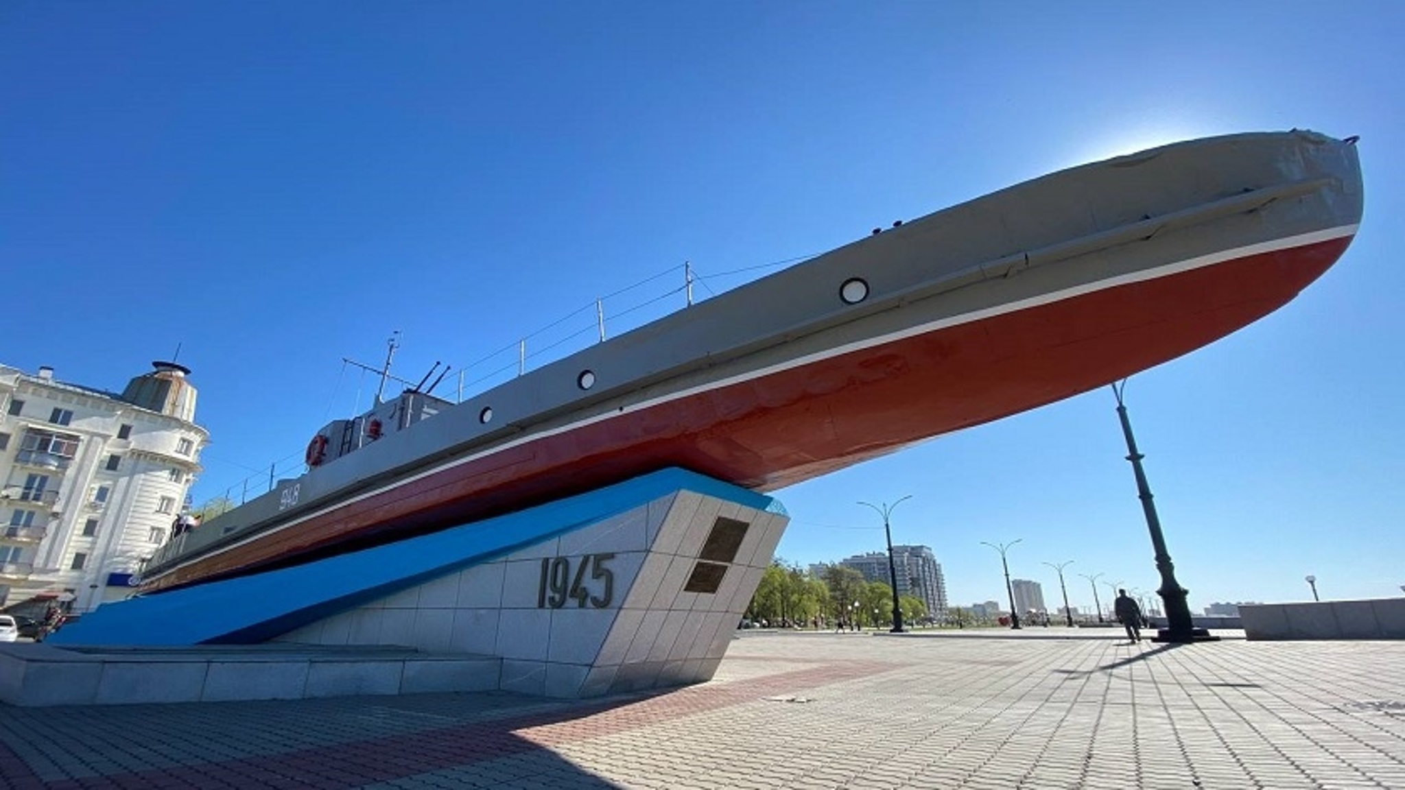 На набережной Амура огородят памятник бронекатеру