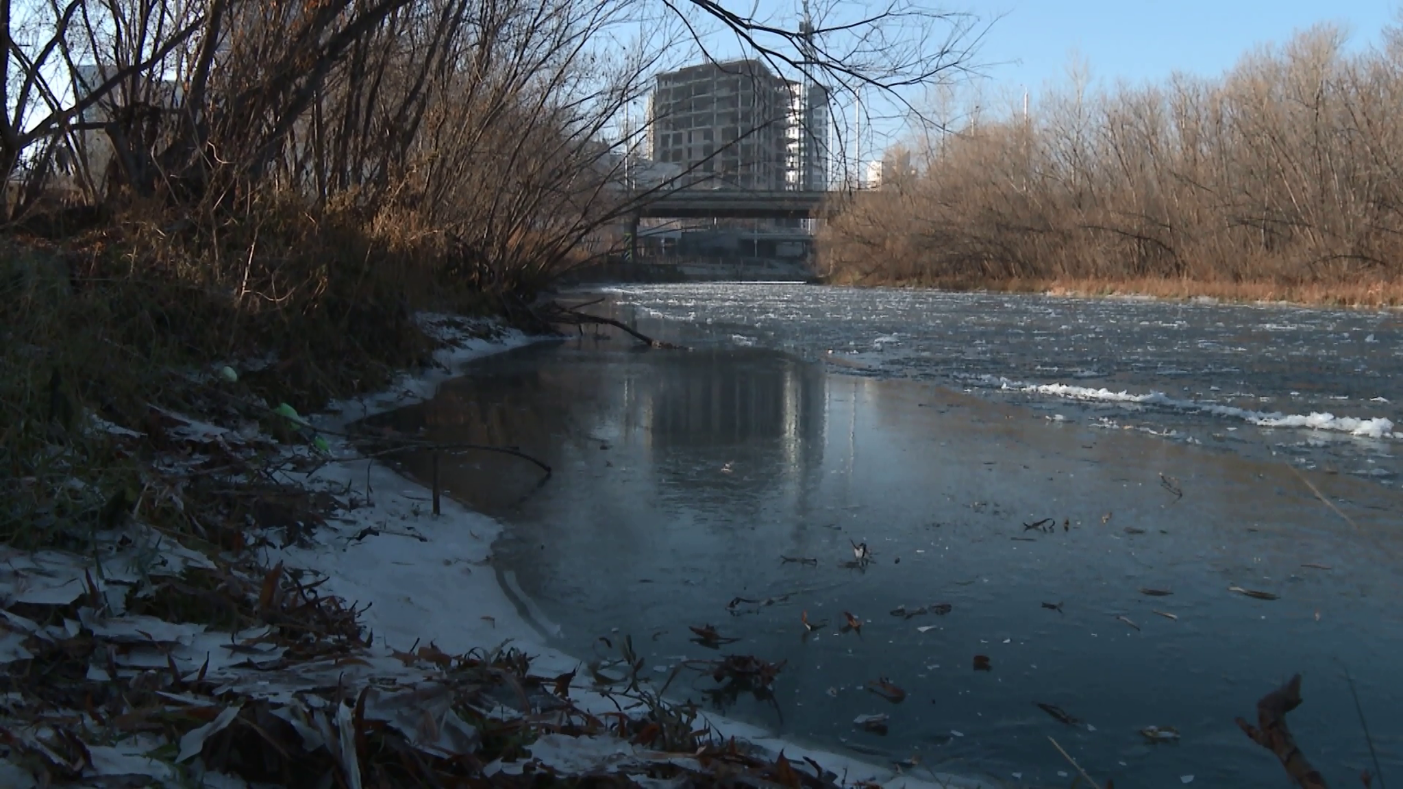 Красноярск начинает покрываться льдом и снегом