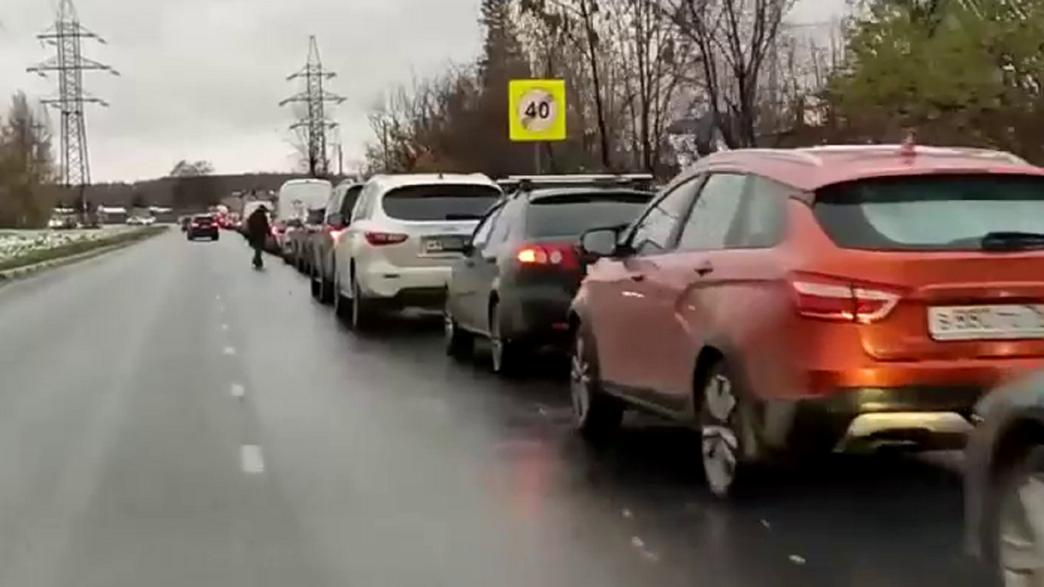 В Ярославле автовладельцы встали в очереди к шиномонтажным мастерским