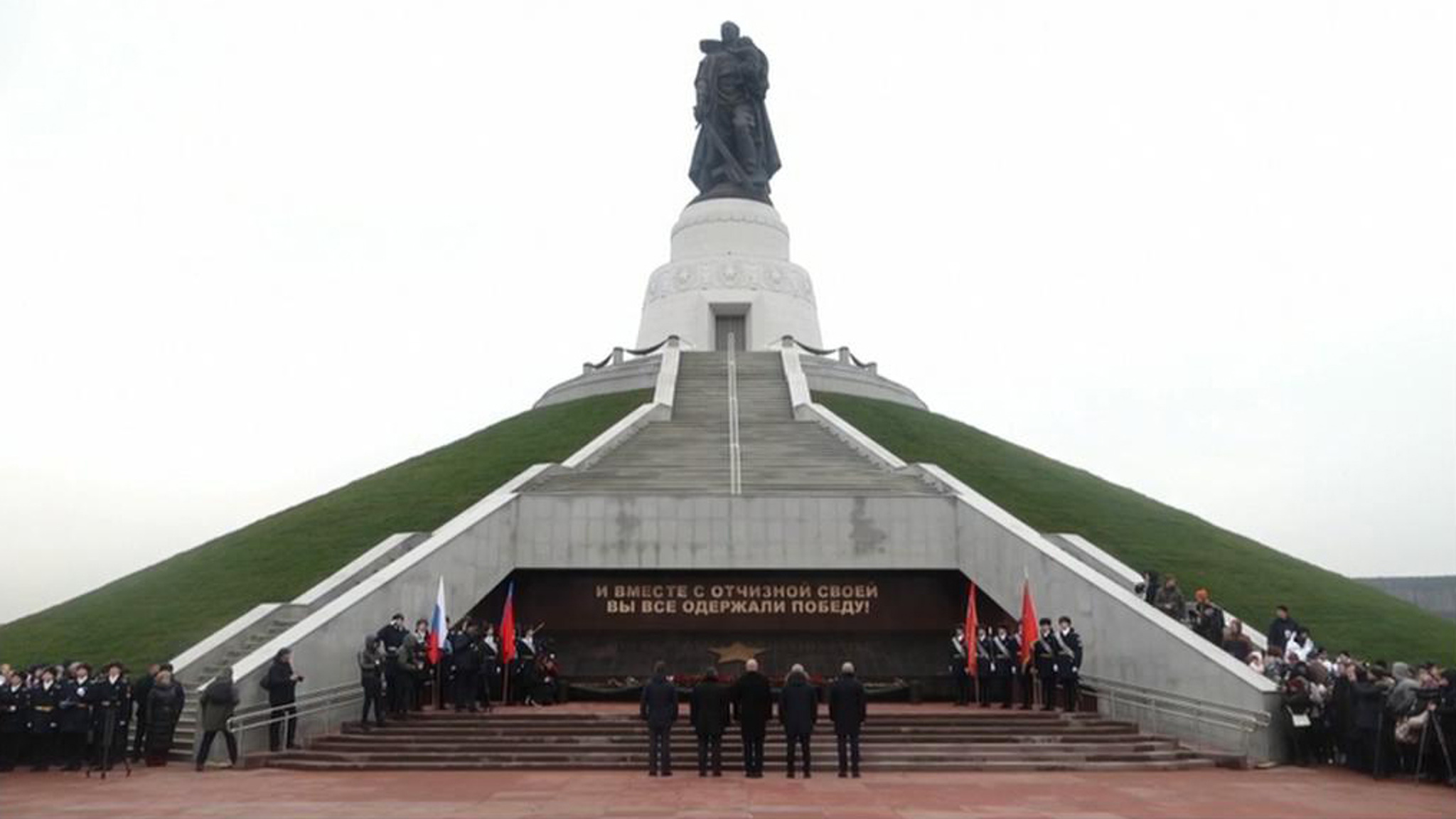 В Кузбассе открыли точную копию берлинского памятника воину-освободителю