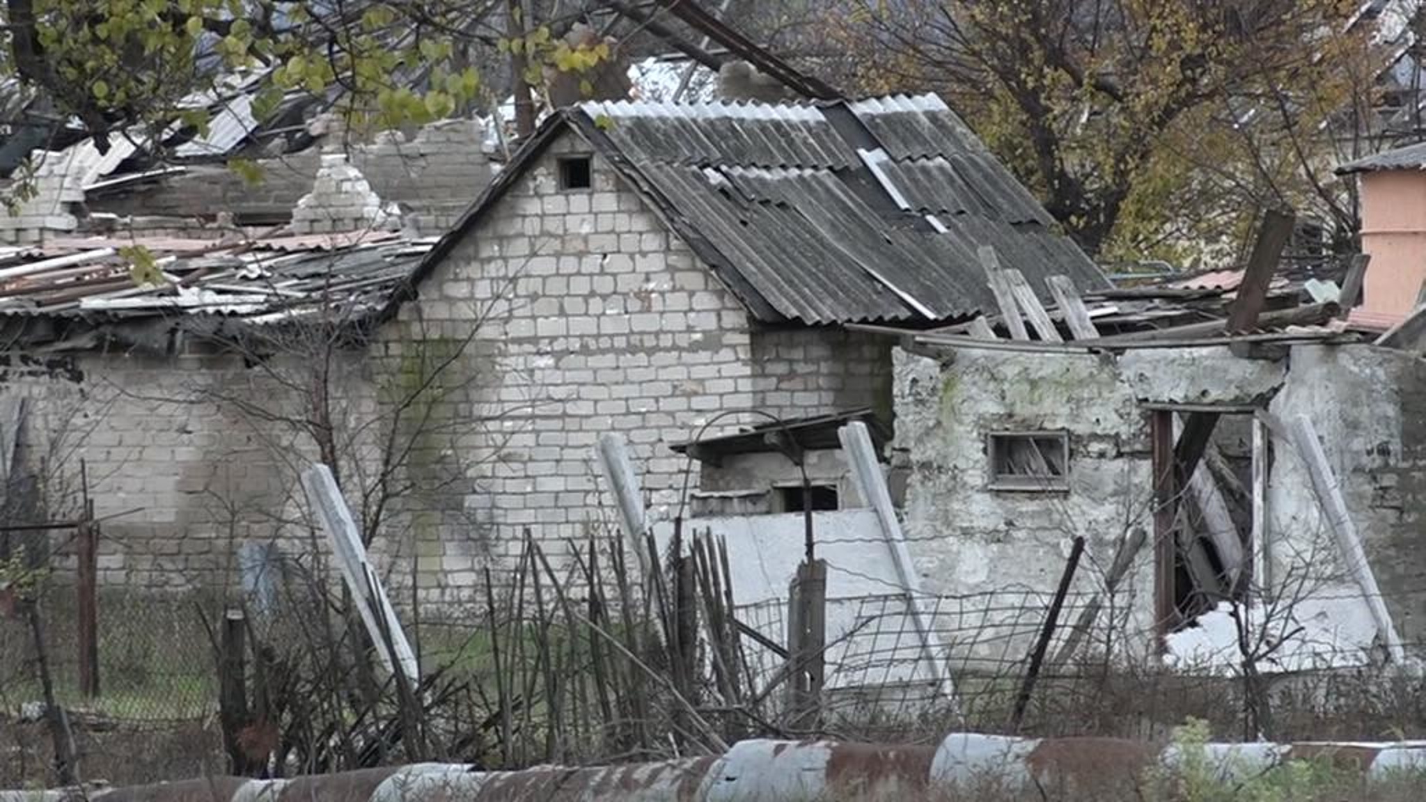 Жители ЛНР восстанавливают разрушенные города с риском для жизни