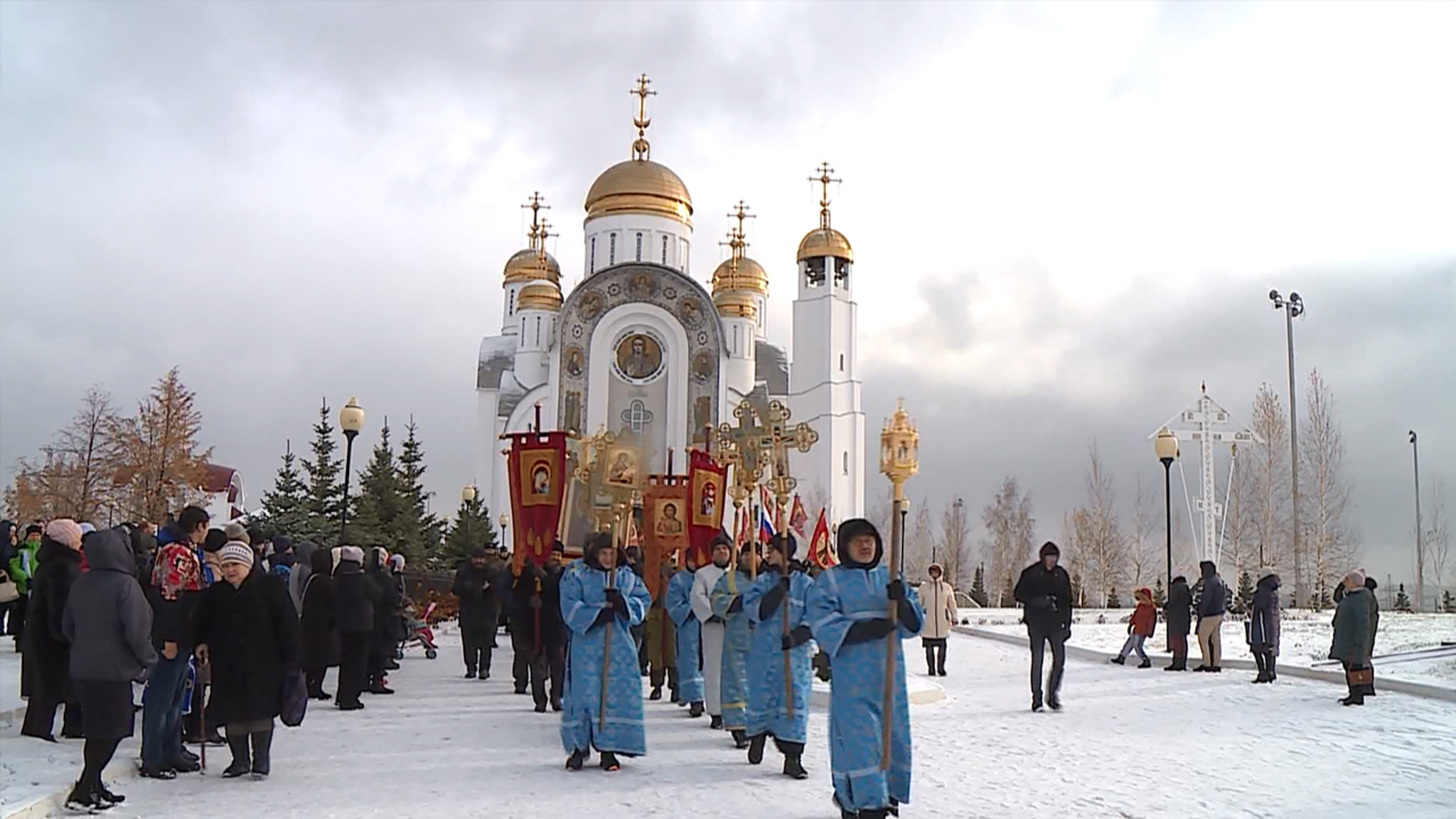 8-километровый крестный ход совершили верующие на Урале в честь русских воинов