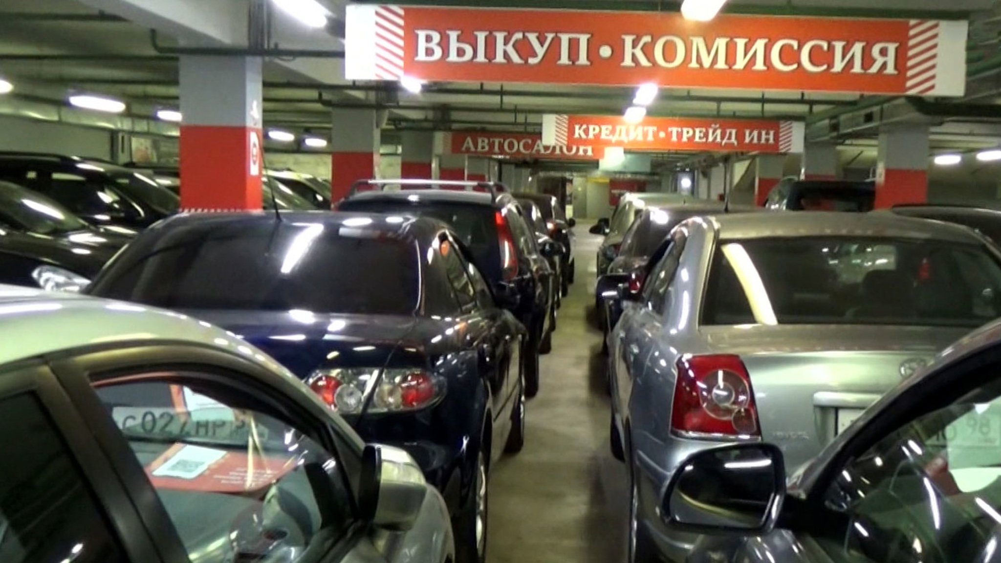 Два крупных скандала произошло в московских автосалонах на этой неделе