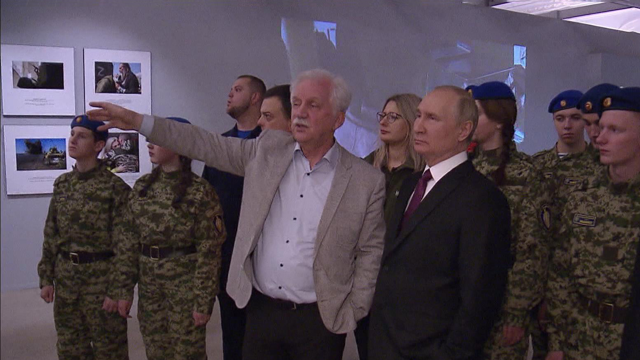 Путин взял юных волонтеров с собой на выставку в Манеже