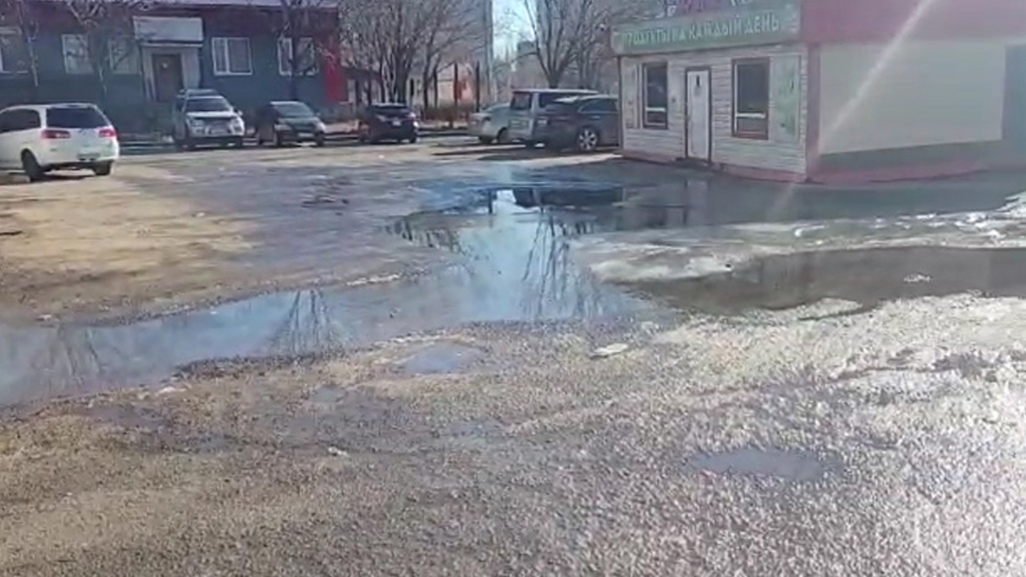 Порыв в микрорайоне Благовещенска не могут устранить около двух месяцев