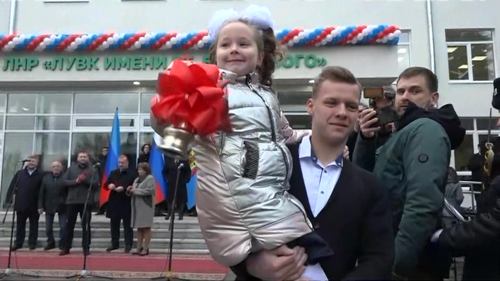 Луганские ученики вернулись в восстановленную школу