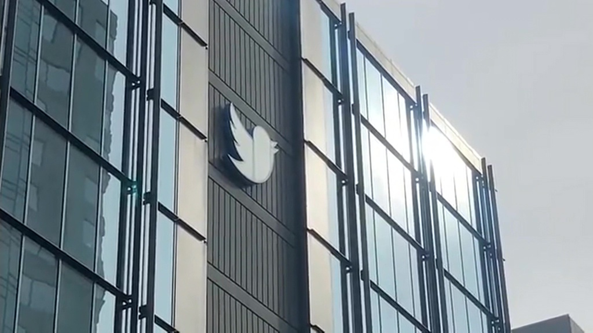 Twitter продолжает увольнять сотрудников