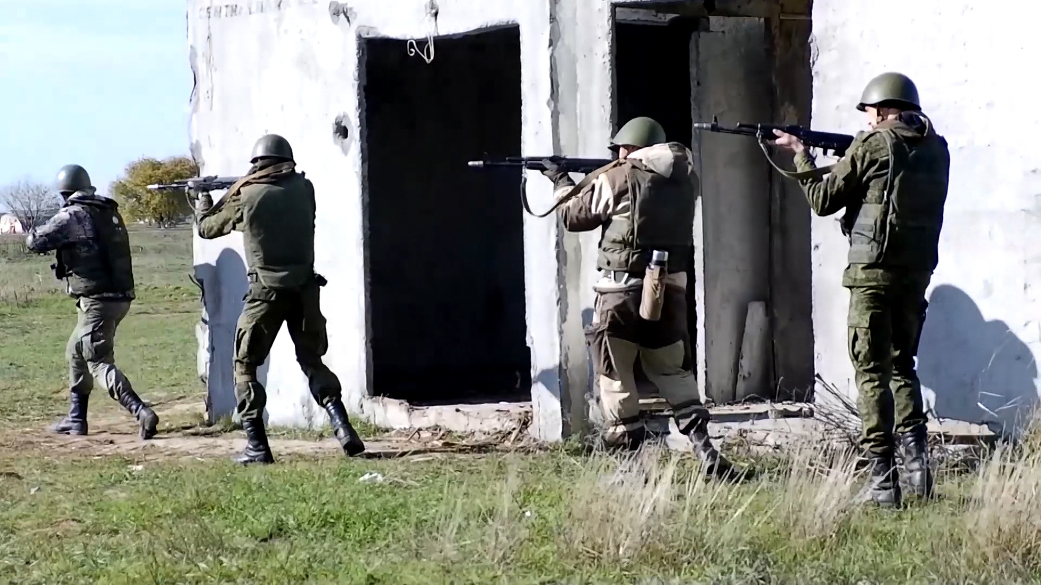 На волгоградском полигоне мобилизованных учат освобождать населенные пункты от противника