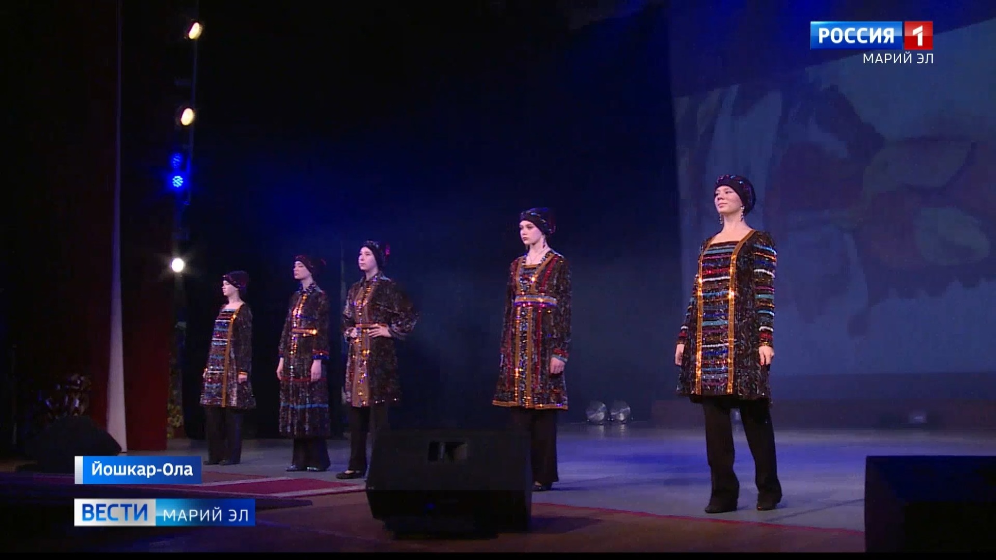 Показ национальных костюмов "Мир молодых" провели в Йошкар-Оле