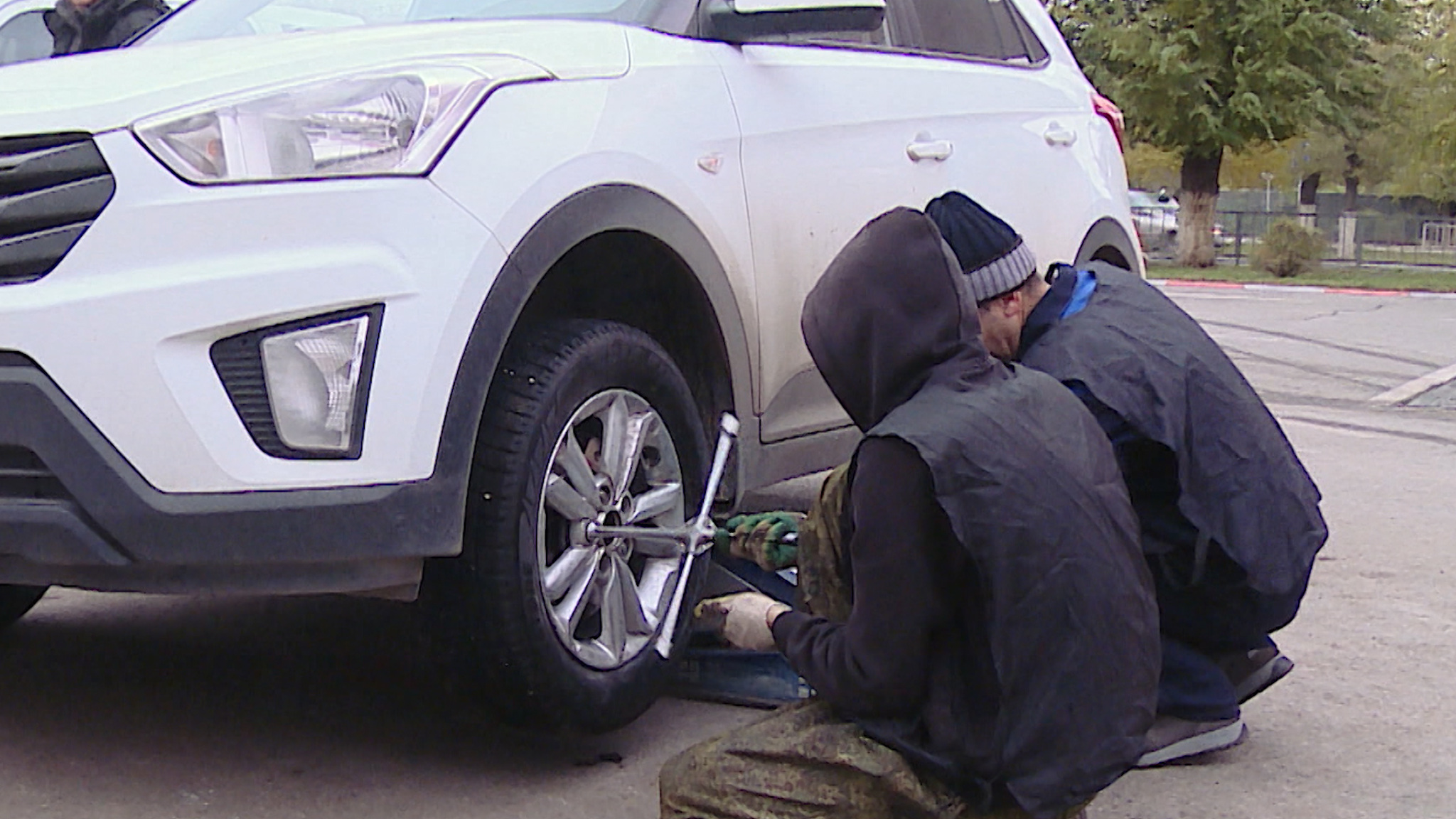 Время "переобуваться": волгоградские автомобилисты готовят транспорт к зиме