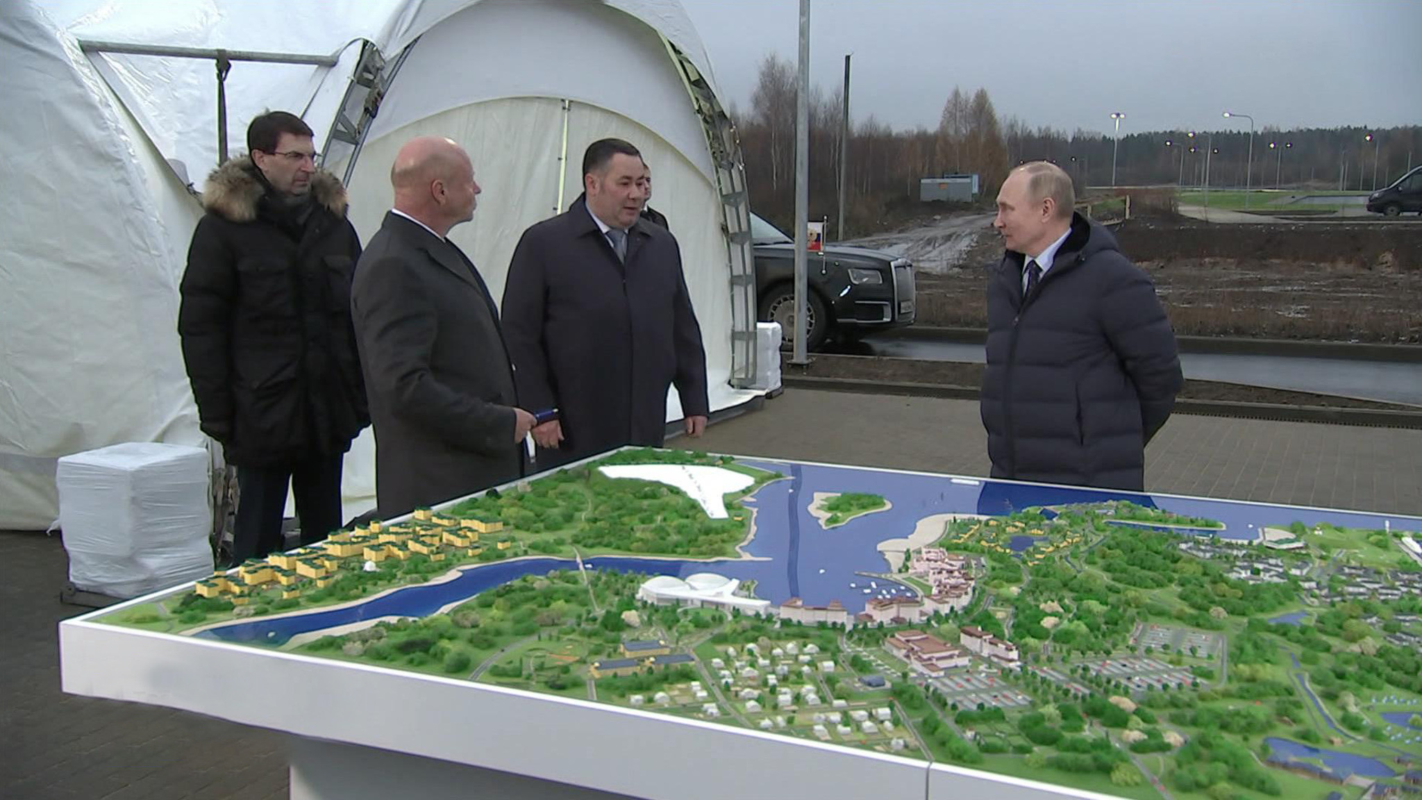 Путин посетил комплекс "Волжское море" и провел встречу с губернатором Руденей