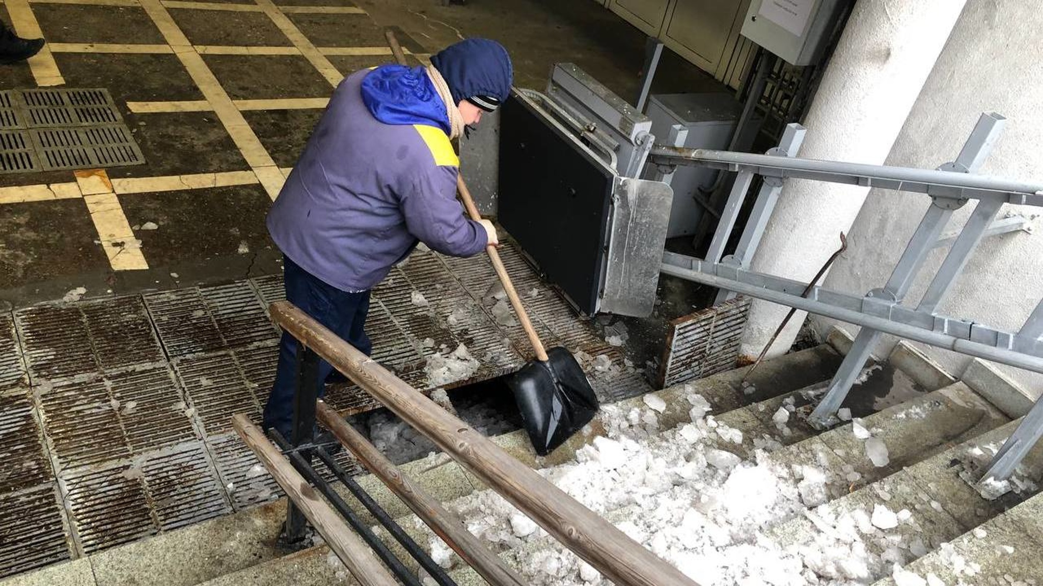 Хоть коньки надевай: гололедица превратила в каток улицы в Челябинске