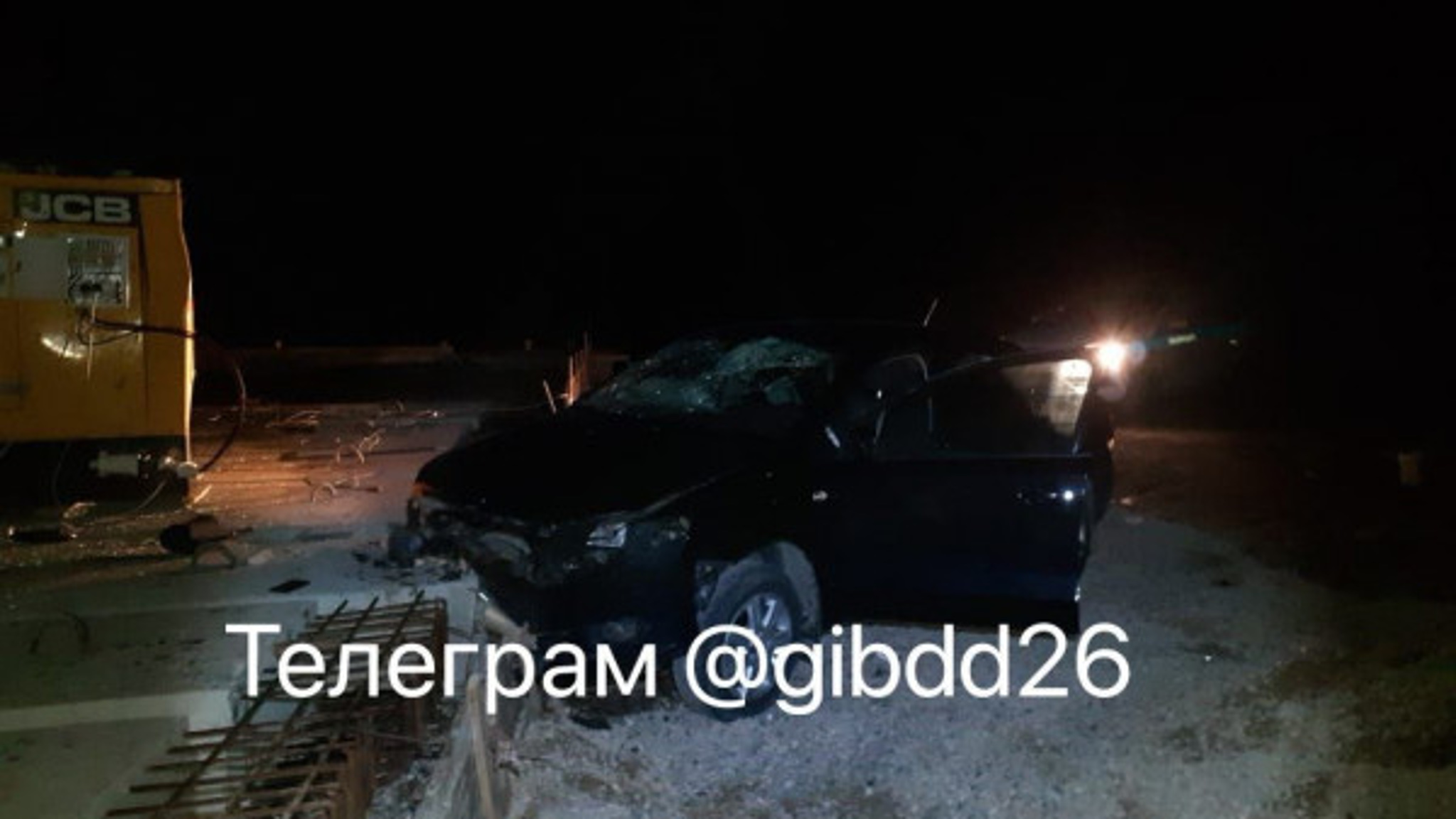 На Ставрополье легковой автомобиль врезался в бетонное ограждение