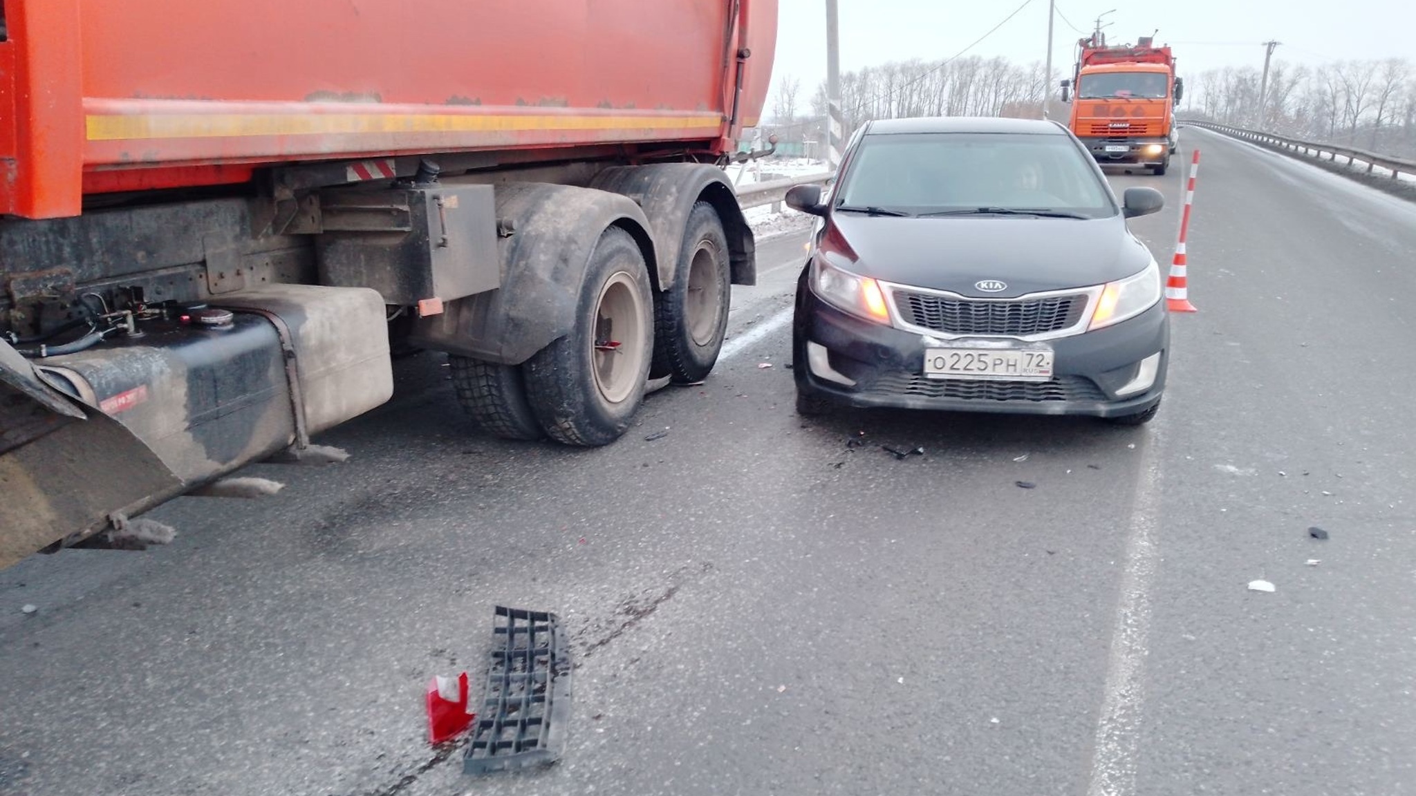 Потерявший колесо рейсовый автобус спровоцировал массовое ДТП на тюменской трассе