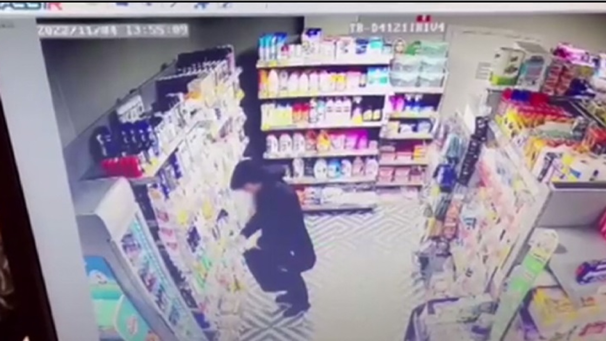 Подозреваемого в краже товаров из тюменского магазина задержали в течение суток