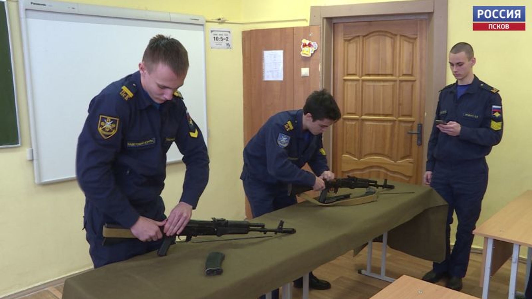 Идея ввести начальную военную подготовку в псковских школах, колледжах и техникумах понравилась губернатору