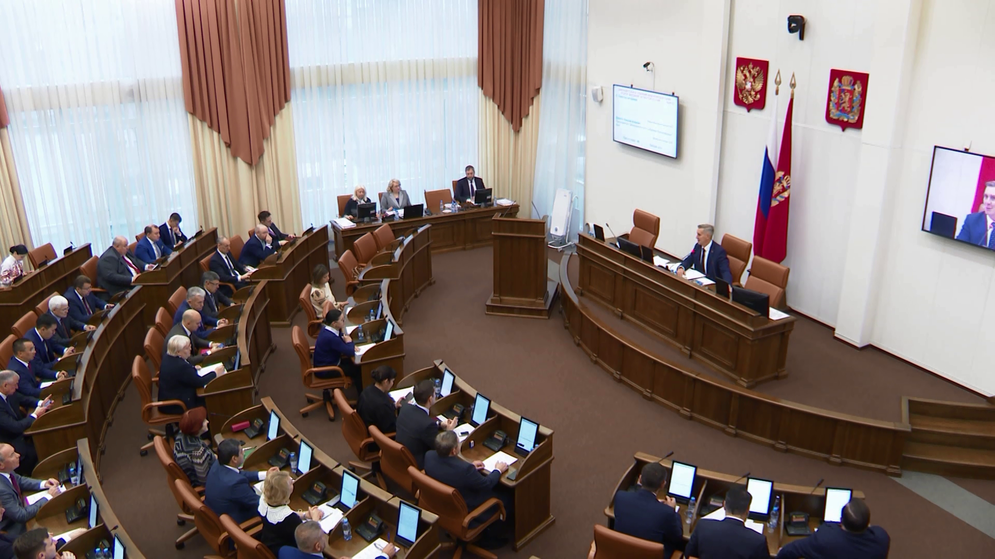 Вопрос поддержки участников СВО и их семей рассмотрели депутаты краевого парламента