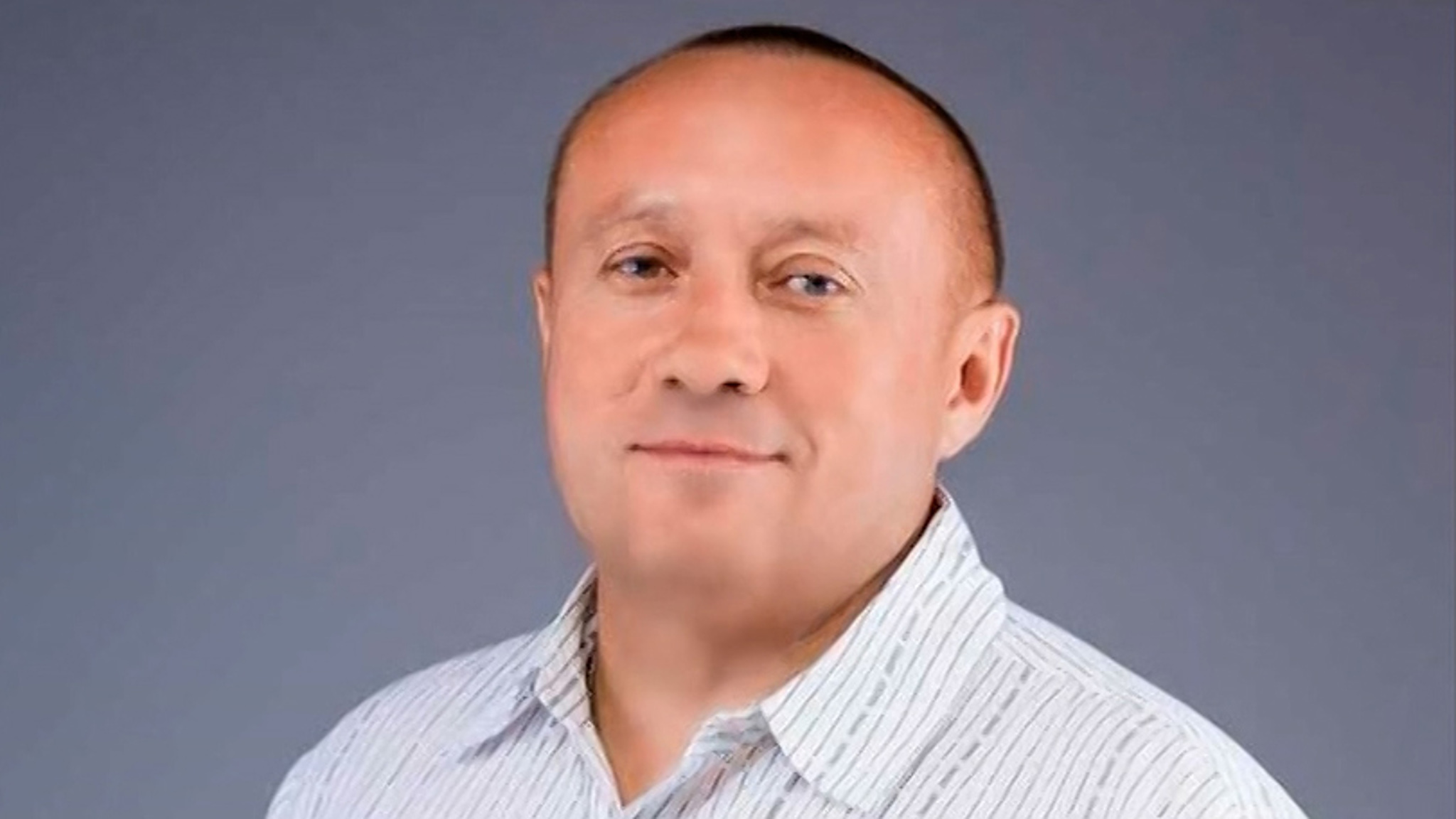 Мужчина в черном плаще напал с металлической трубой на чиновника