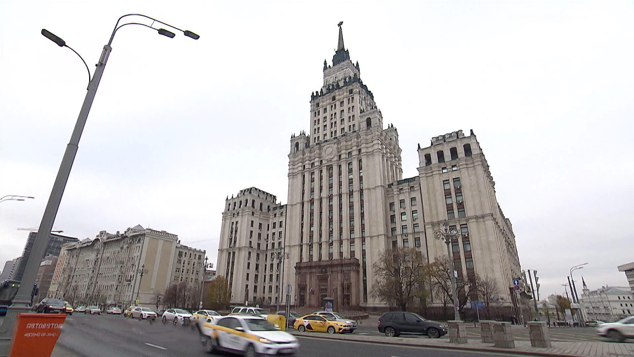 Когда и с какой из высоток начнется преображение семи чудес Москвы