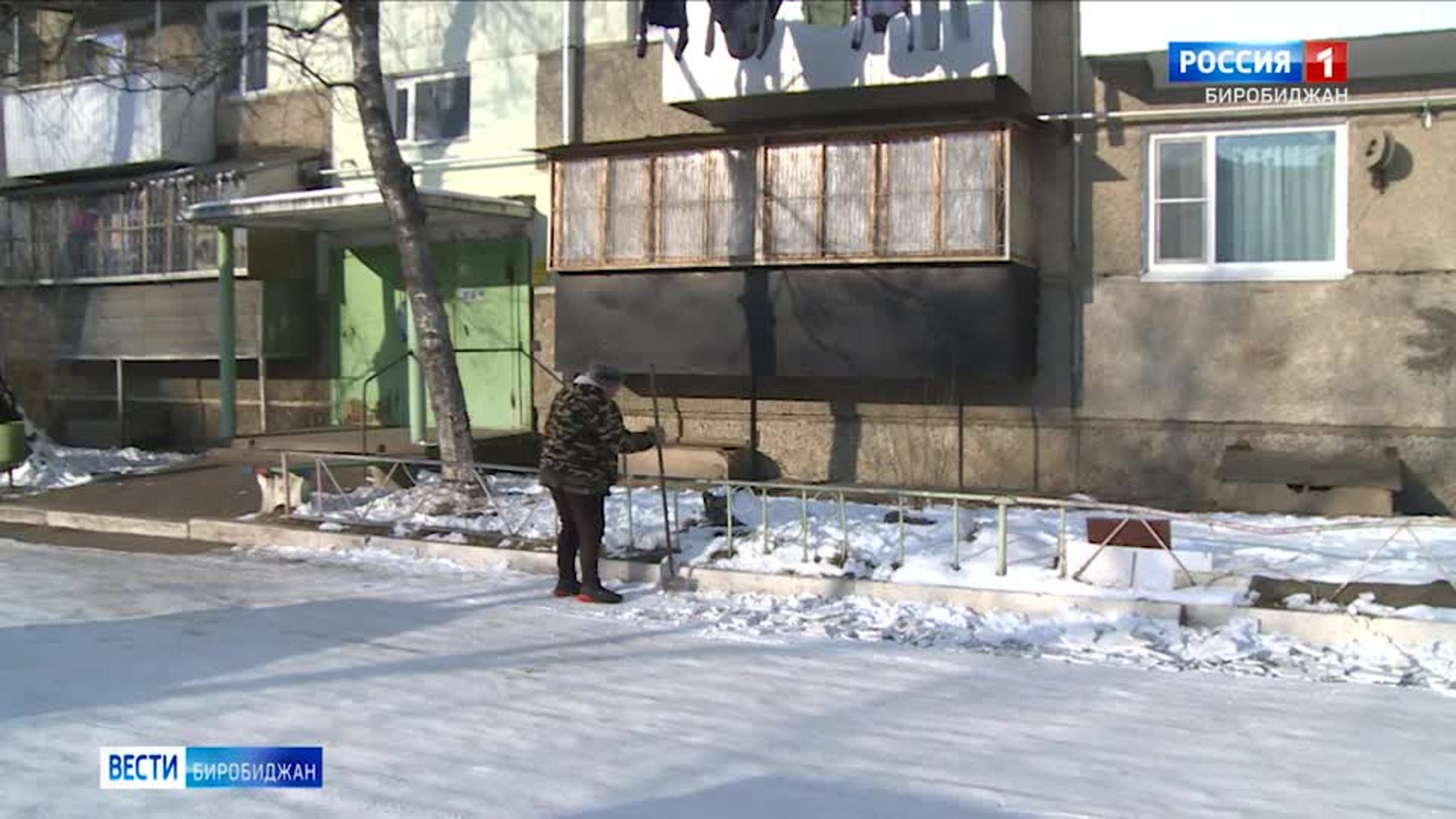 Гололед захватил тротуары и дороги в Биробиджане