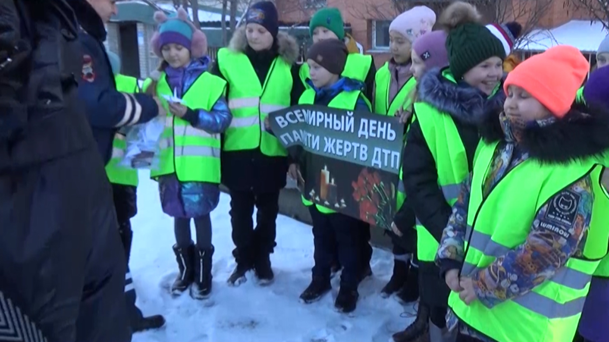 Школьники Читы раздали водителям бумажных журавлей в День памяти жертв ДТП