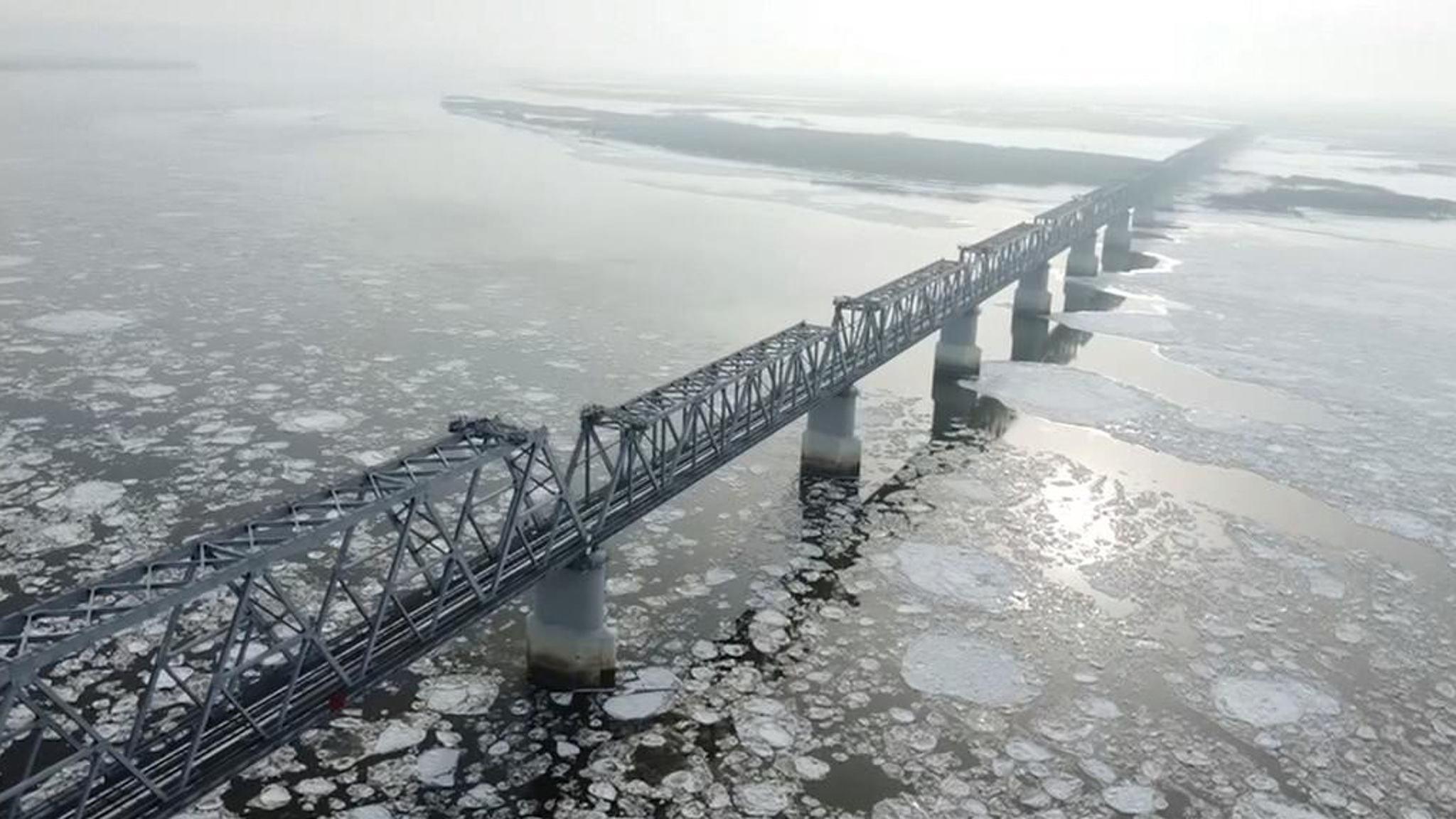 Запущено движение по железнодорожному мосту в Китай