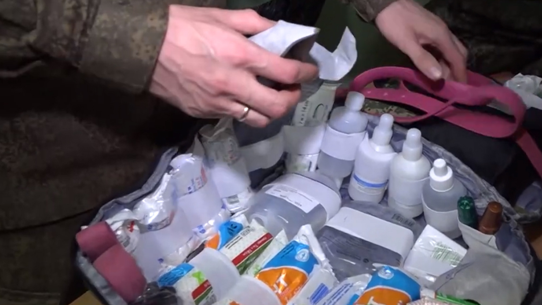 Волонтеры в Забайкалье собирают аптечки и шьют медицинские рюкзаки для участников спецоперации