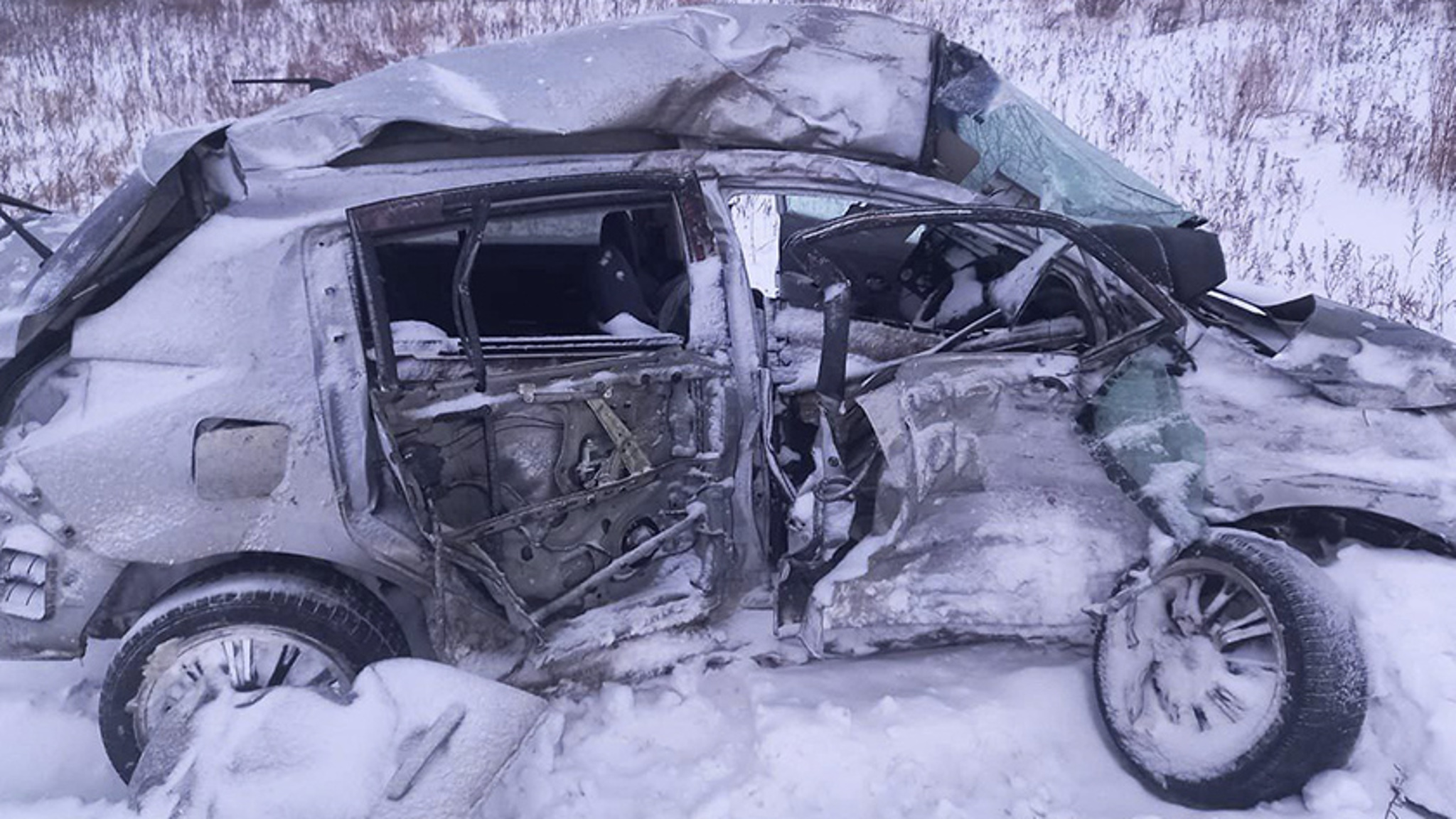 В страшной аварии с большегрузом пострадала маленькая девочка, ее мать погибла