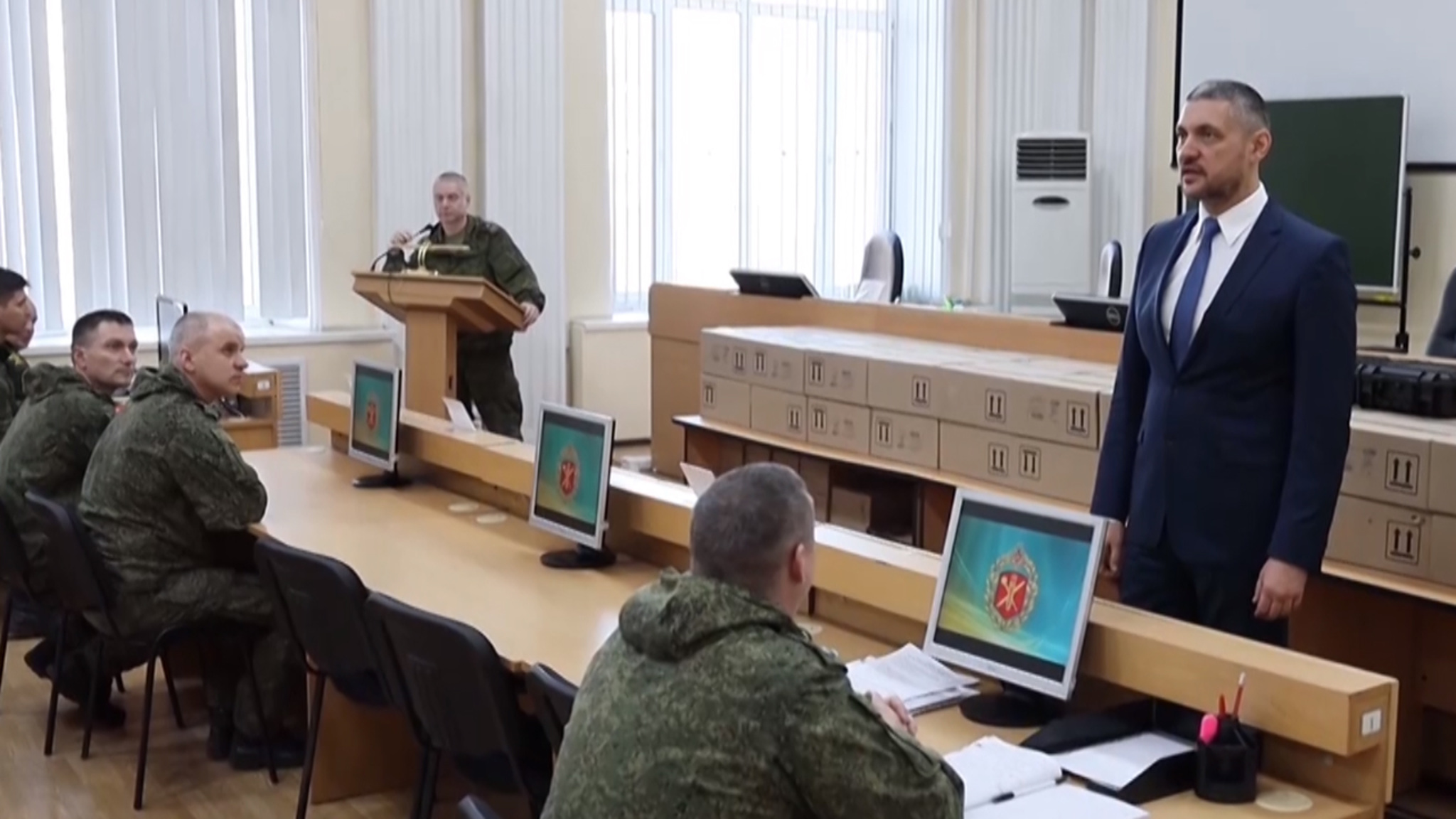Александр Осипов передал дополнительные материальные средства военнослужащим ВВО