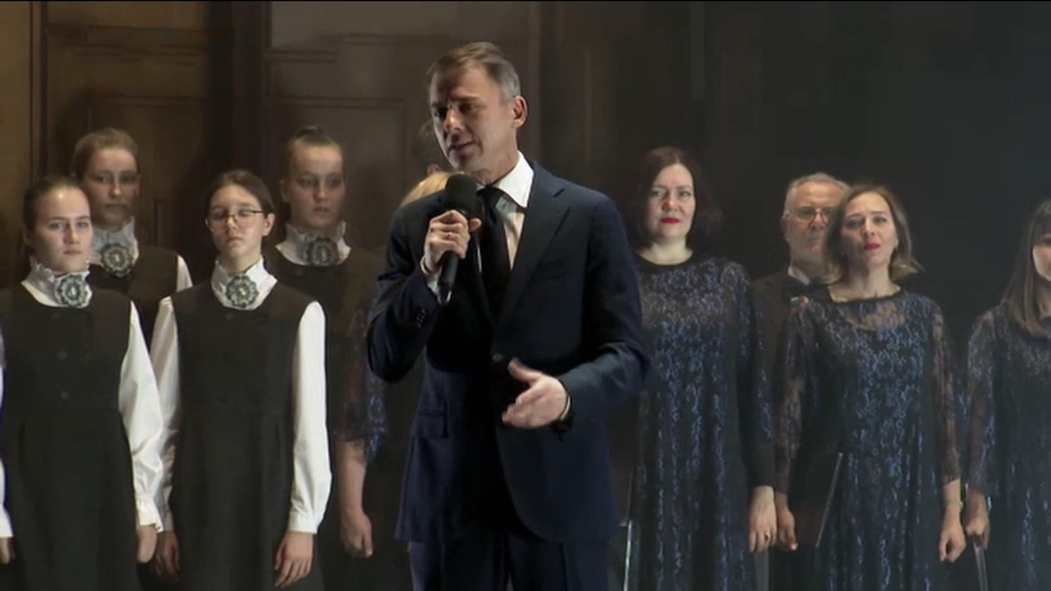 Танцовщик Сергей Полунин и актёр Игорь Петренко проводят благотворительные концерты
